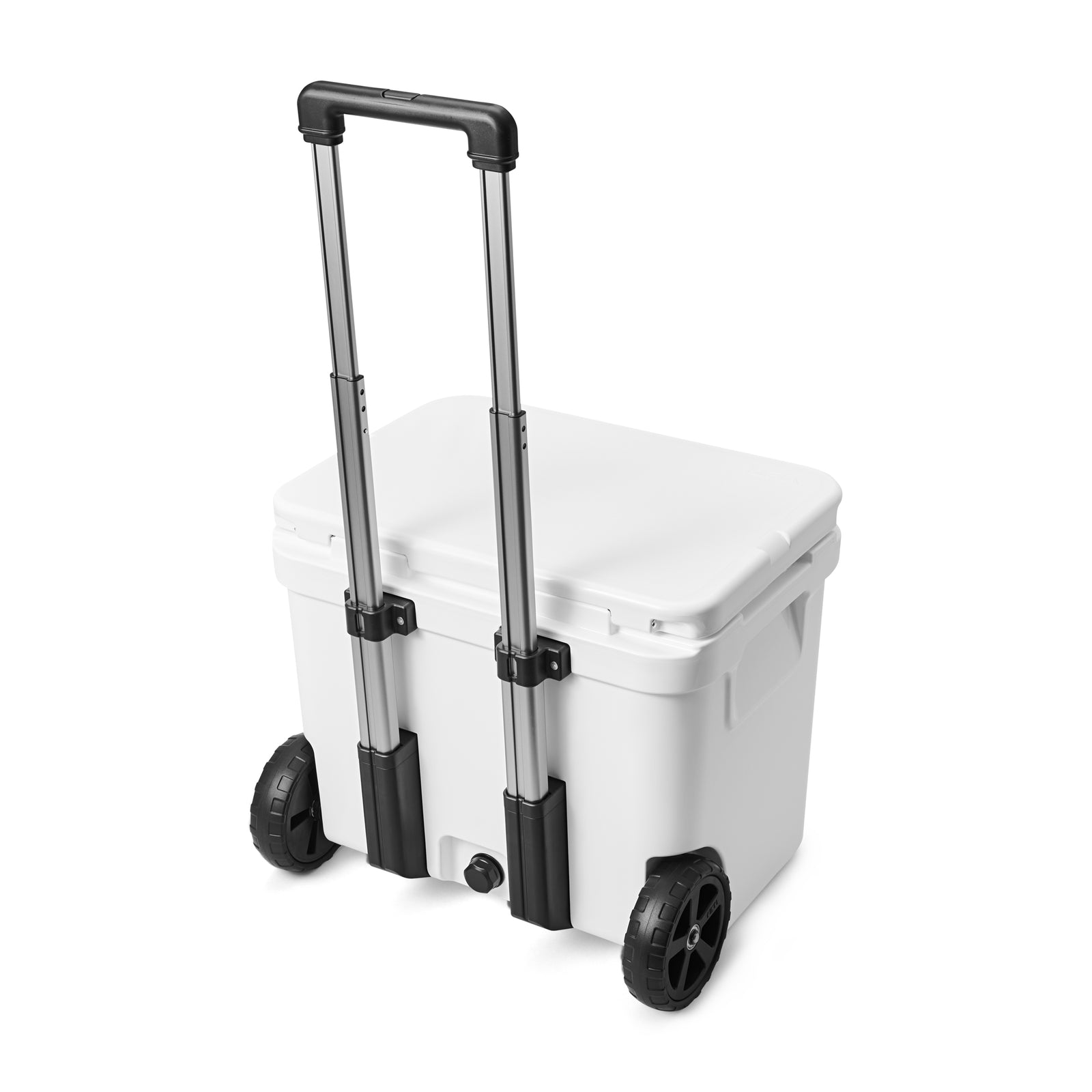 Die YETI® Kühlbox Roadie 60 in Weiß, mit schwarzem Teleskopgriff und zwei großen schwarzen Rädern für den einfachen Transport, wird vor einem weißen Hintergrund gezeigt.