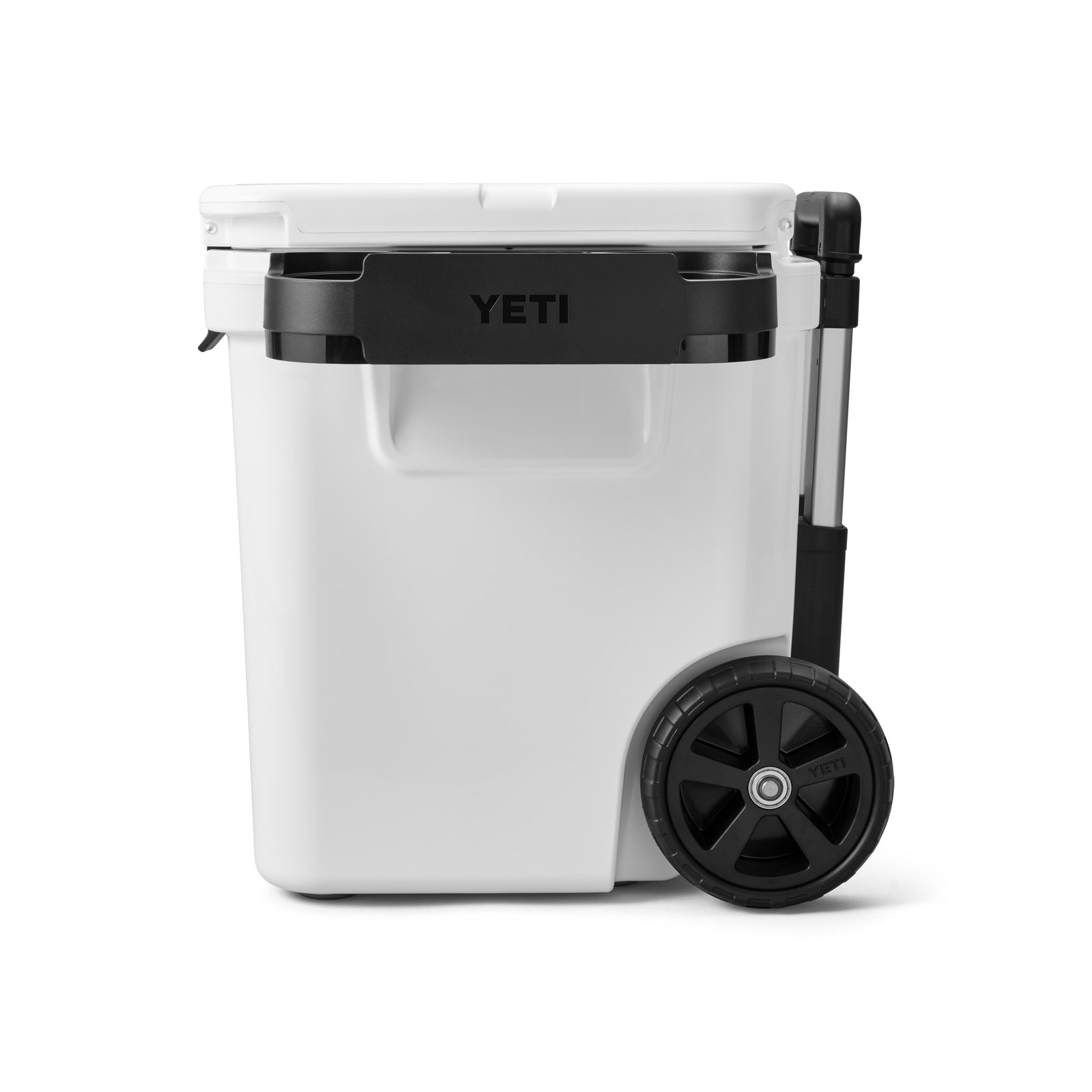 Die YETI® Kühlbox Roadie 60 -White ist mit einem schwarzen Griff und großen schwarzen Rädern ausgestattet, die den Transport erleichtern und sie ideal für das Camping machen. Auf einem sauberen weißen Hintergrund dargestellt.