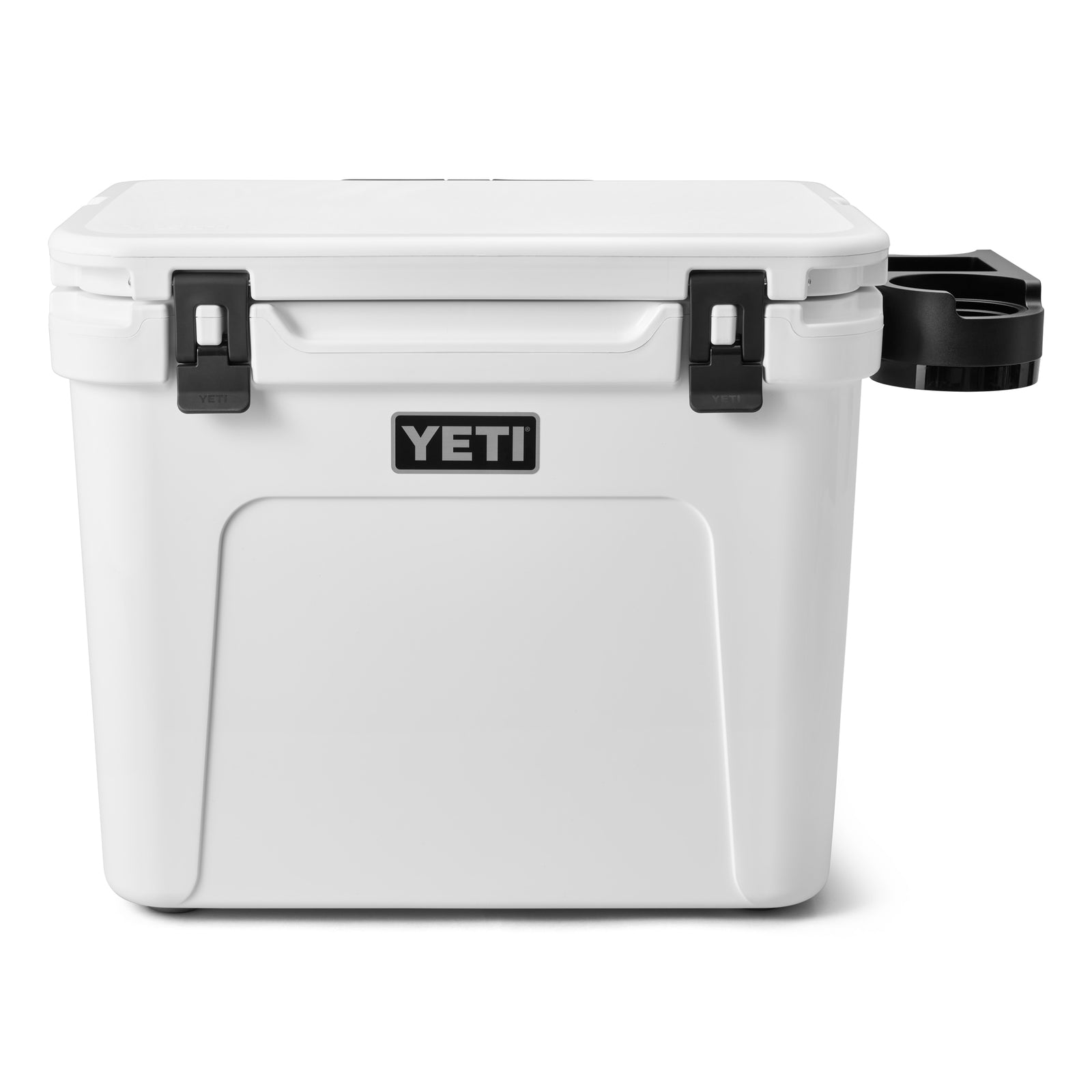 Die YETI® Kühlbox Roadie 60 -White mit schwarzen Verschlüssen und einem Becherhalter auf der rechten Seite ist auf einem schlichten weißen Hintergrund abgebildet.