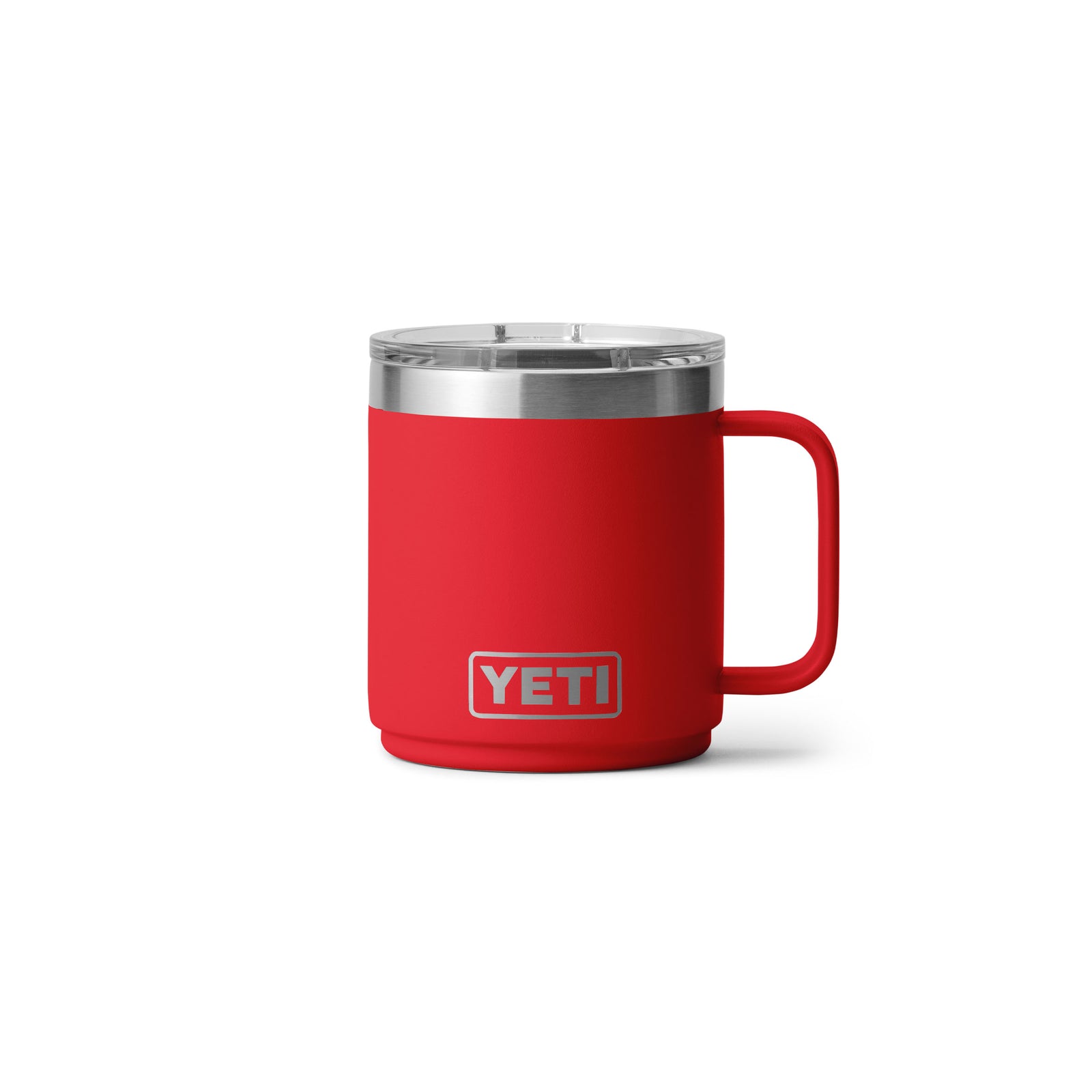 Die YETI® Tasse Rambler 10 Oz in Rescue Red mit Henkel, doppelwandiger Vakuumisolierung und silberfarbenem Deckel trägt das YETI-Logo auf der Vorderseite und ist vor weißem Hintergrund abgebildet.