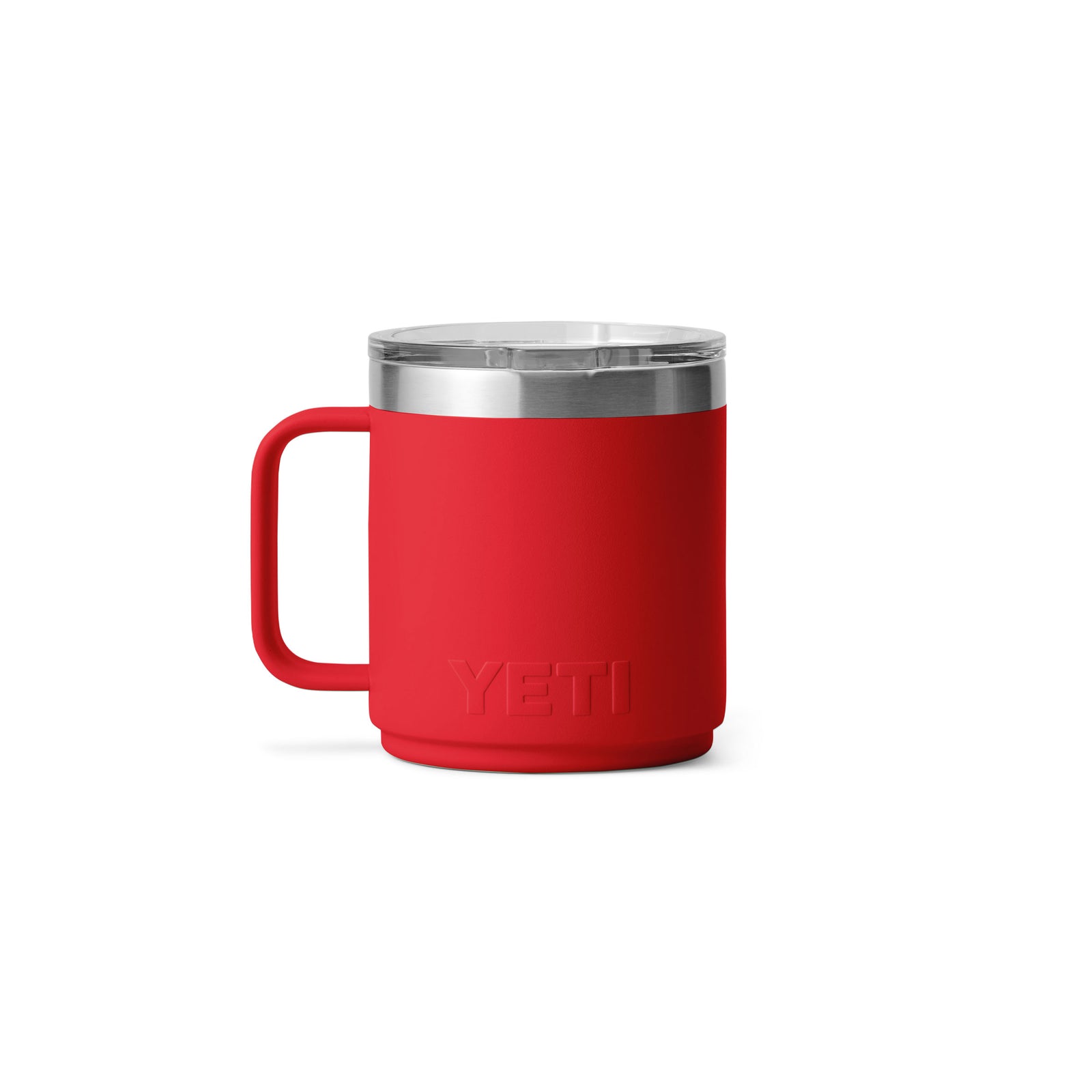 Eine YETI® Tasse Rambler 10 Oz in Rescue Red mit Griff und durchsichtigem Deckel ist auf weißem Hintergrund zentriert. Das geprägte YETI-Logo und die doppelwandige Vakuumisolierung sorgen für lang anhaltende Temperaturkontrolle.