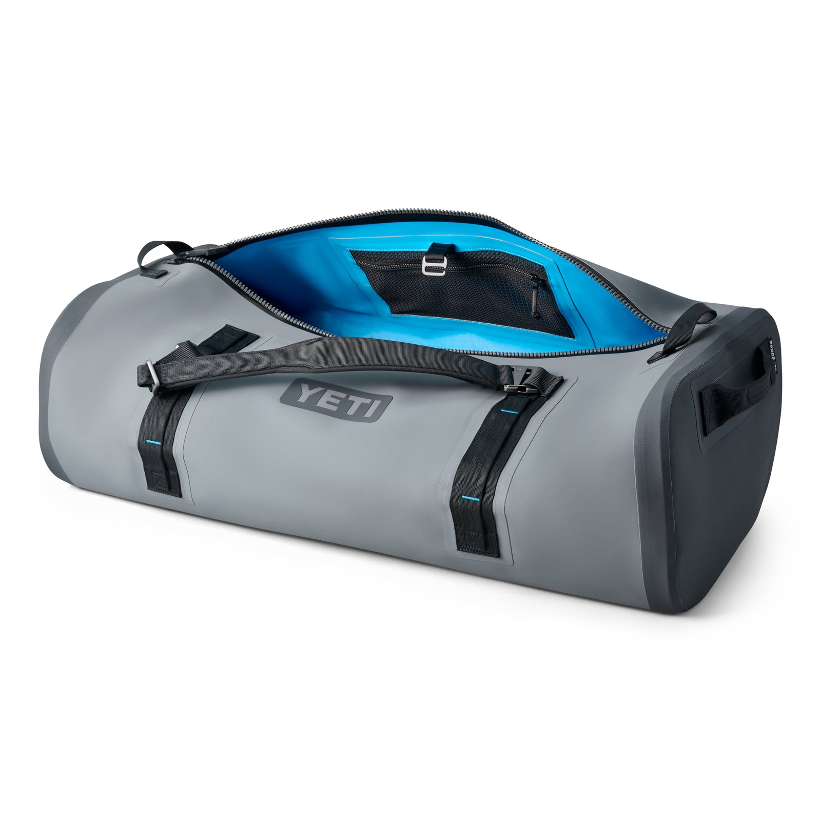 Die sturmgraue YETI® Reisetasche Panga 100 hat schwarze Griffe, einen teilweise geöffneten Reißverschluss, der einen hellblauen Innenraum zeigt, und eine Netztasche.