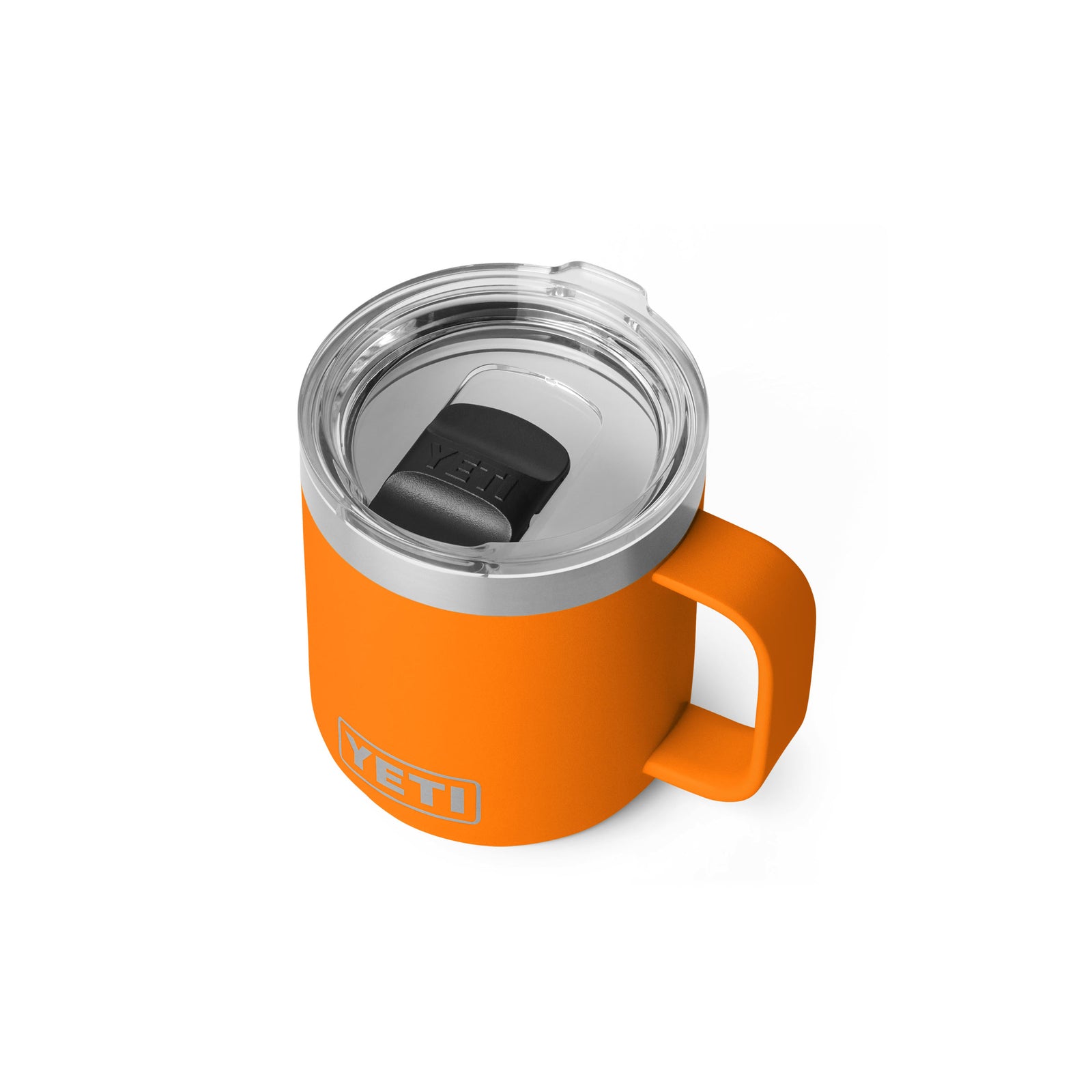 Eine YETI® Tasse Rambler 10 Oz - King Crab von YETI mit Henkel, klarem Kunststoffdeckel und schwarzem Schiebedeckel sowie doppelwandiger Vakuumisolierung, abgebildet auf weißem Hintergrund.