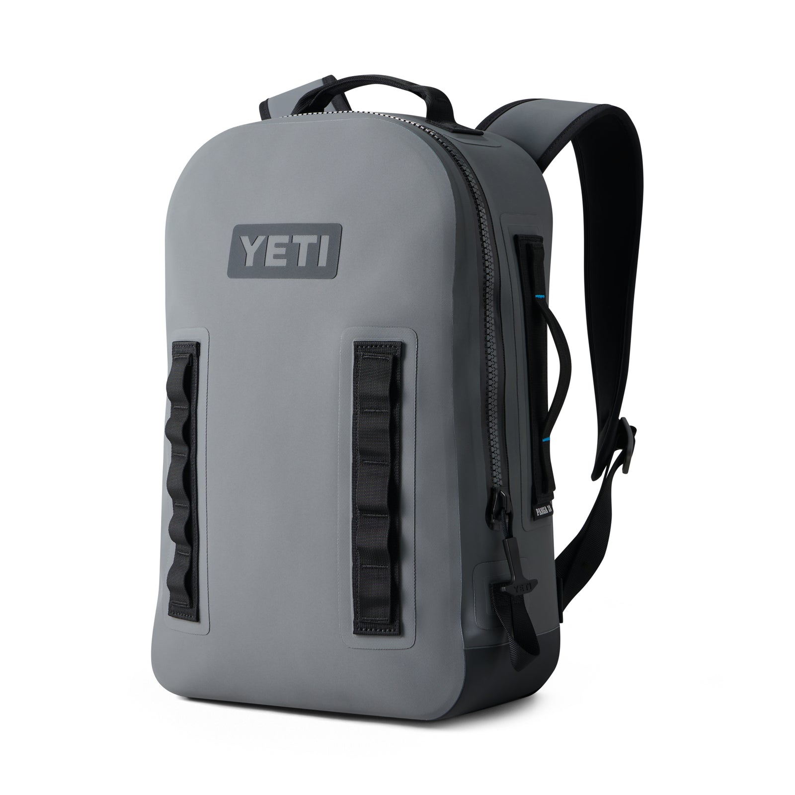 Der YETI® Rucksack Panga 28 in Storm Grey verfügt über schwarze Gurte, einen Griff an der Oberseite, einen großen Reißverschluss und das YETI-Logo auf der Vorderseite, das auf weißem Hintergrund abgebildet ist.