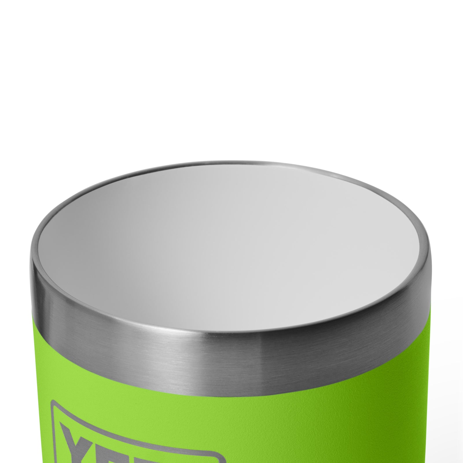 Eine Nahaufnahme des YETI® Stapelbarer Becher Rambler 8 Oz - Venom zeigt sein leuchtend grünes Äußeres, die doppelwandige Vakuumisolierung und den glatten silbernen Rand.