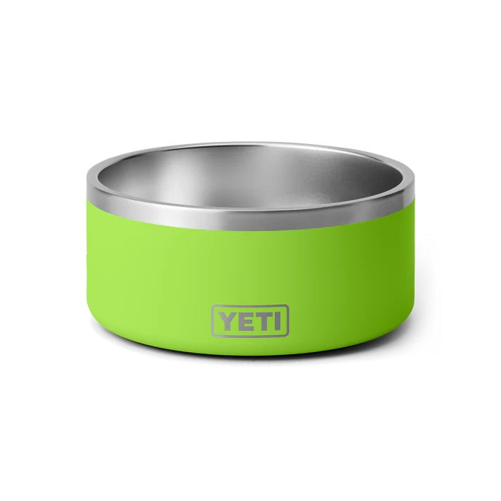 Ein YETI® Hundenapf Boomer™ 8 - Venom in Grün mit Metallic-Innenausstattung und YETI-Logo in rutschfestem Design, abgebildet auf weißem Hintergrund.