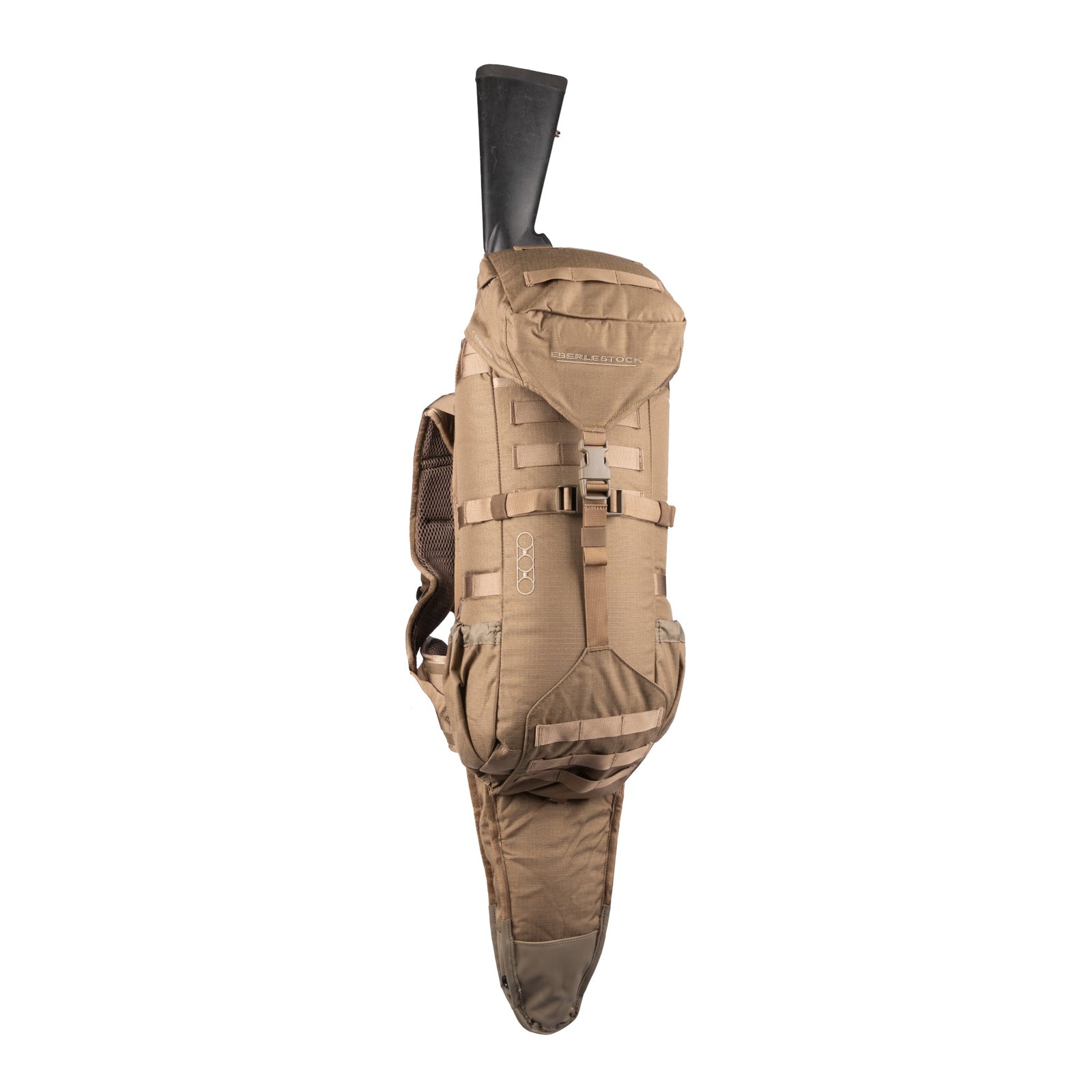 Der EBERLESTOCK Gunrunner Pack - Dry Earth ist ein taktischer Rucksack mit integrierter Gewehrscheide, der aufrecht vor einem weißen Hintergrund abgebildet ist.