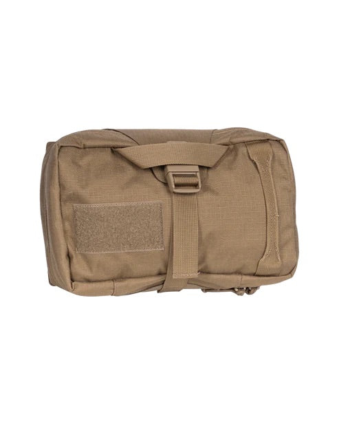 Die EBERLESTOCK Rip-Away Medical Pouch Large in hellbraun verfügt über einen Griff an der Oberseite, einen Schnallenriemen an der Vorderseite, eine Klettverschlussfläche und strapazierfähiges Material. Diese rechteckige Erste-Hilfe-Tasche ist perfekt für die sichere Aufbewahrung medizinischer Ausrüstung.