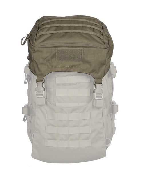 Ein taktischer Rucksack mit khakifarbenem Oberteil und hellgrauem Körper, ausgestattet mit horizontalem Gurtband und weißen Schnallen für modulare Ausrüstung. Perfekt, um den EBERLESTOCK Mission Lid zu befestigen und so die Tragekapazität zu erweitern.