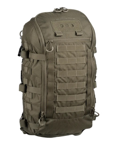 Der EBERLESTOCK Mission Assault Pack ist ein taktischer, olivgrüner Rucksack mit modularem Design, mehreren Fächern, MOLLE-Gewebe auf der Vorderseite und an den Seiten sowie robusten Reißverschlüssen und Gurten - ideal für den Outdoor- oder Militäreinsatz.