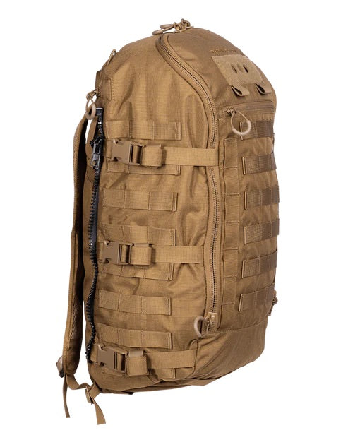 Der EBERLESTOCK Mission Assault Pack ist ein brauner taktischer Rucksack mit mehreren Riemen, Schnallen und MOLLE-Gurtbändern in einem modularen Design für den Outdoor- oder Militäreinsatz, der im Dreiviertelwinkel aufrecht steht.
