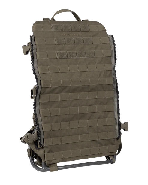 Der EBERLESTOCK Mission EMOD Frame ist ein khakifarbener taktischer Rucksack mit MOLLE-Gurtband, zwei seitlichen Reißverschlüssen und einem Griff an der Oberseite. Auf einem modularen Rahmen montiert, ist er perfekt für den Transport schwerer Lasten in Ihrer taktischen Ausrüstung.
