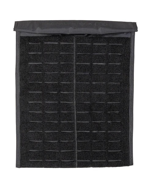 Ein schwarzes, rechteckiges Paneel mit horizontalen Schlitzen und einem dunklen Rand, inspiriert von dem schützenden EBERLESTOCK Fade Laptop Blocker Sleeve Design für optimale Laptopsicherheit.