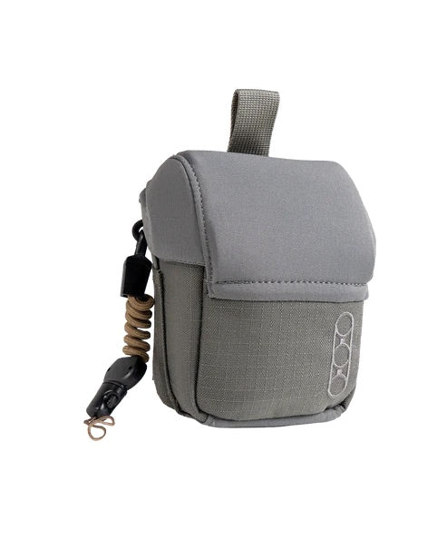 Die EBERLESTOCK Mag-Free Rangefinder Pouch ist ein kompaktes, graues Etui mit Klappenverschluss, Tragegriff und schwarzer Umhängekordel an der Seite, abgebildet auf weißem Hintergrund.