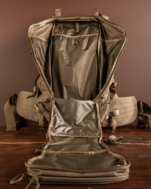 Ein geöffneter, leerer EBERLESTOCK Brute 3500 taktischer Rucksack in Khaki zeigt seine geräumigen Fächer, Organisationstaschen, gepolsterten Schultergurte und den Hüftgurt.
