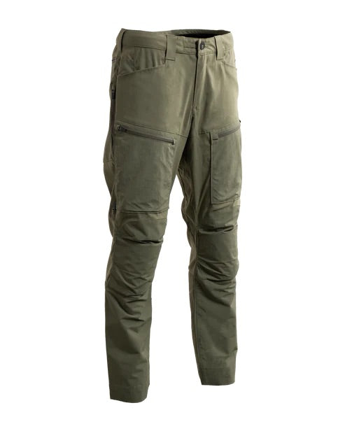 EBERLESTOCK Deadwood Pant in Herbstgrün aus Stretch-Nylon mit verstärkten Knien und mehreren Reißverschlusstaschen, hier vor weißem Hintergrund.