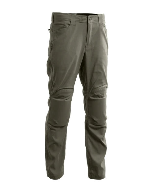 Die EBERLESTOCK Eberlestock Camas Pro Pant in Fall Green verfügt über mehrere Taschen, Gürtelschlaufen und vorgeformte Knie, abgebildet vor einem weißen Hintergrund.
