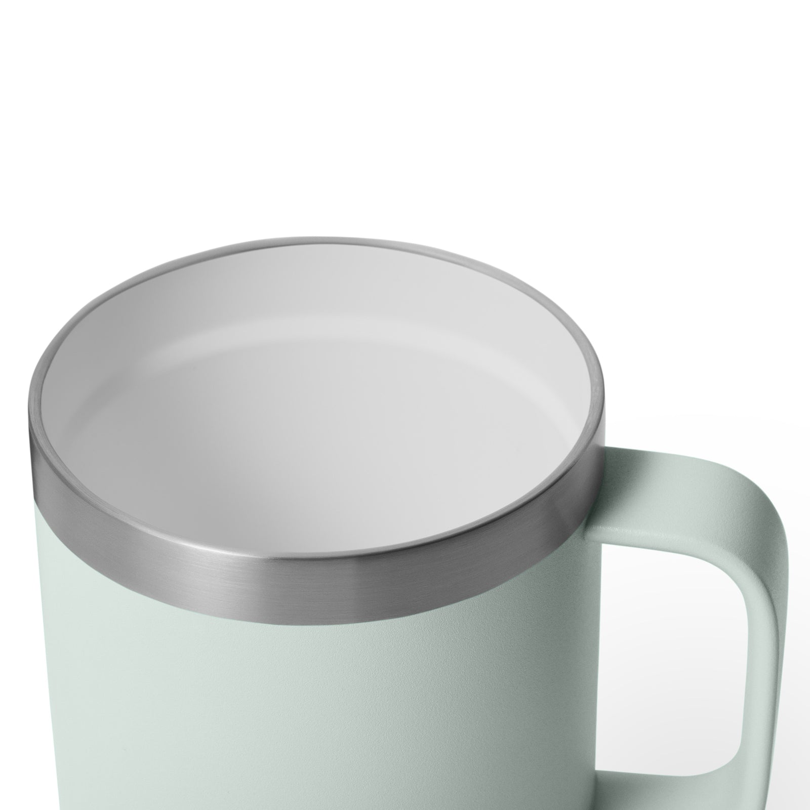 Eine Nahaufnahme der YETI® Tasse Rambler 10 Oz - Ridgeline von YETI, in Hellgrün mit Metallrand und -griff, wird von oben leer auf weißem Hintergrund gezeigt, wobei die doppelwandige Vakuumisolierung für optimale Temperaturerhaltung hervorgehoben wird.