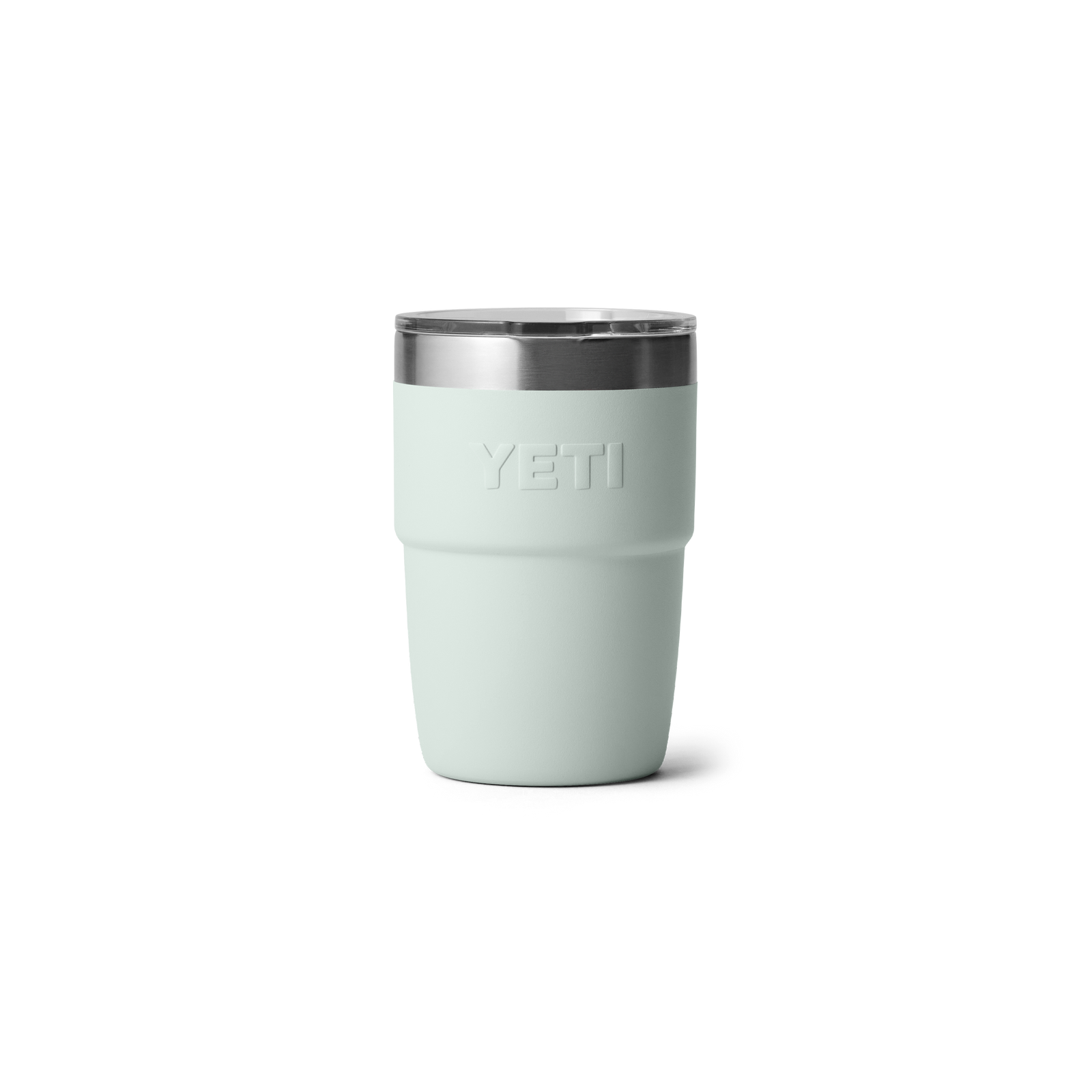 Der hellgrüne YETI® Stapelbarer Becher Rambler 8 Oz - Ridgeline mit Edelstahlrand steht aufrecht auf weißem Hintergrund und trägt das geprägte YETI-Logo auf der Vorderseite.