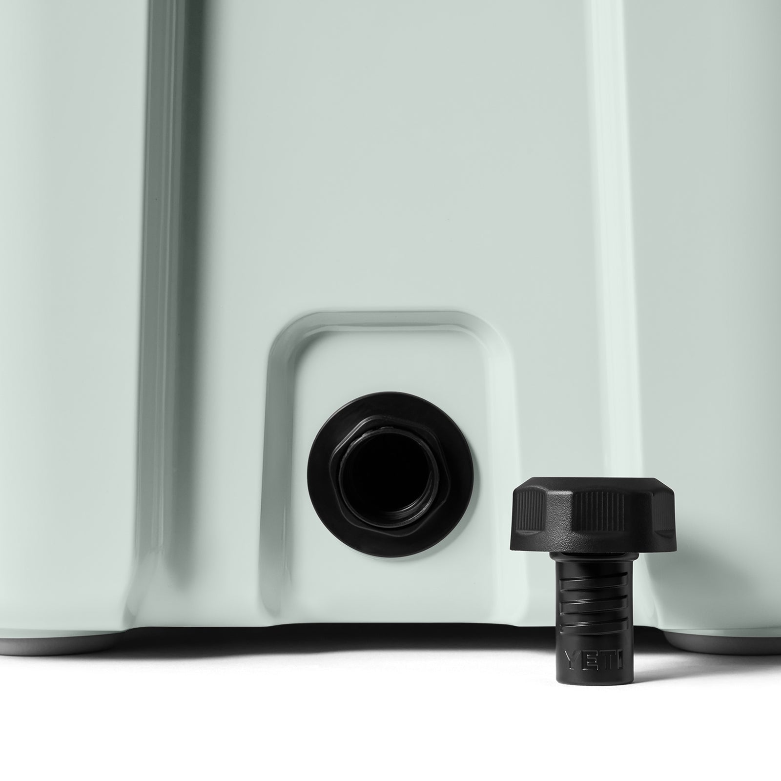 Nahaufnahme der YETI® Kühlbox Roadie 24 - Ridgeline in Hellgrün mit schwarzem Ausguss und Schraubverschluss. Das Design ist von der klassischen YETI Roadie 24 inspiriert.