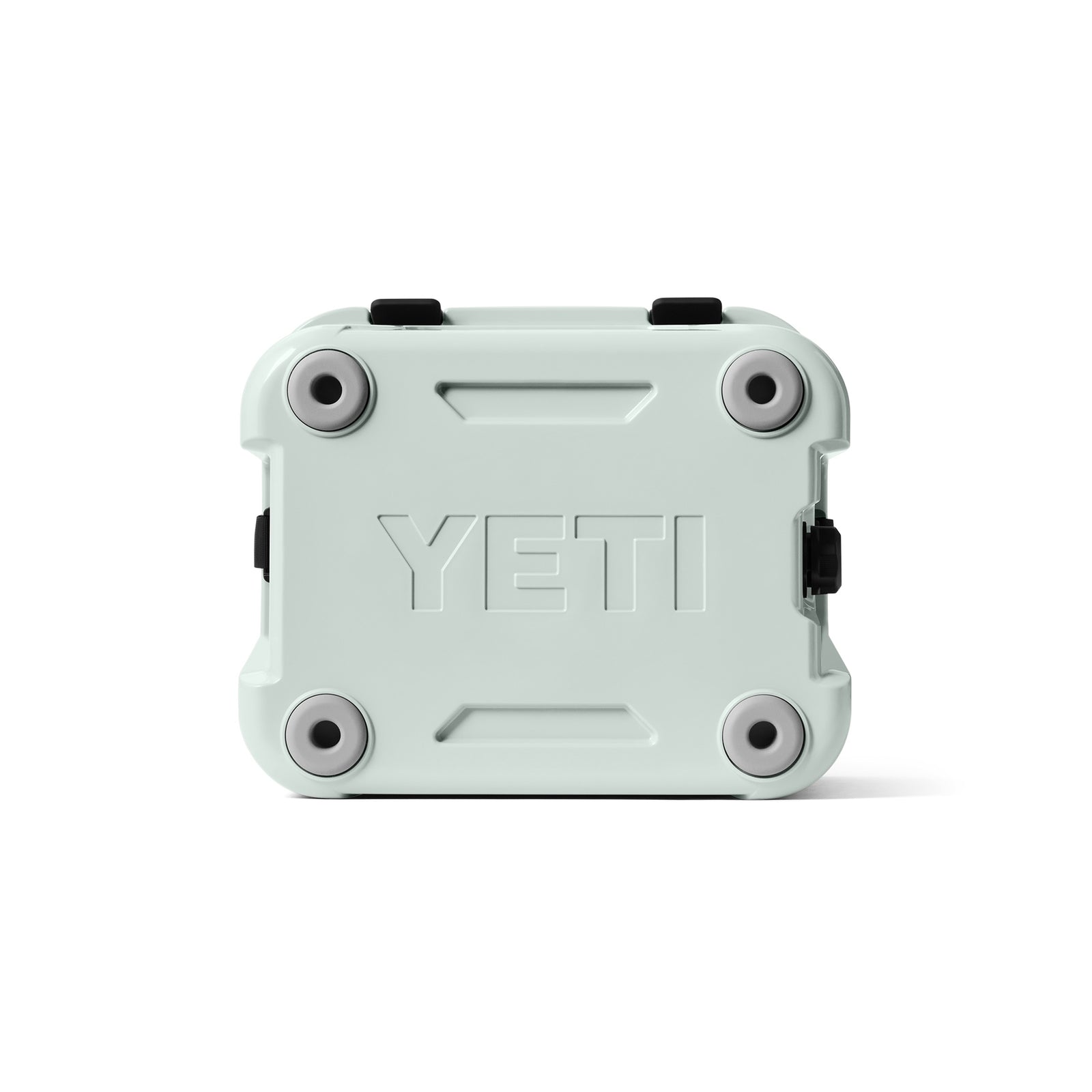 Eine hellblaue YETI® Kühlbox Roadie 24 - Ridgeline ist von unten abgebildet, mit vier runden Gummifüßen und dem geprägten YETI-Logo - eine ideale Limited Edition für Sammler.