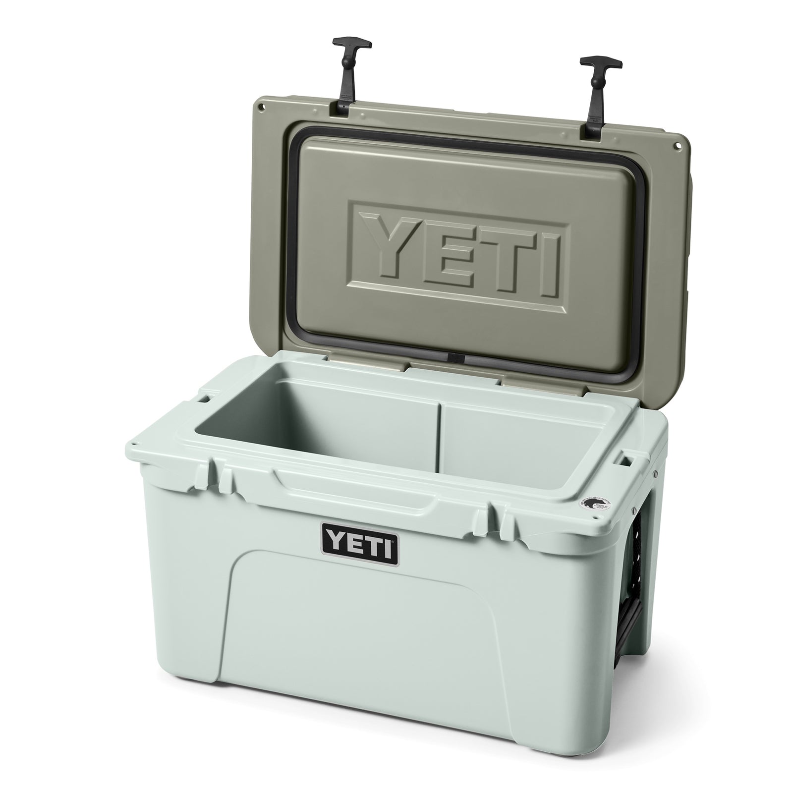 Eine YETI® Kühlbox Tundra 45 - Ridgeline wird geöffnet mit einem geräumigen Innenraum und einer Trennwand gezeigt. Das YETI-Logo erscheint auf dem braunen Deckel und der Vorderseite dieser Limited Edition-Kühlbox.