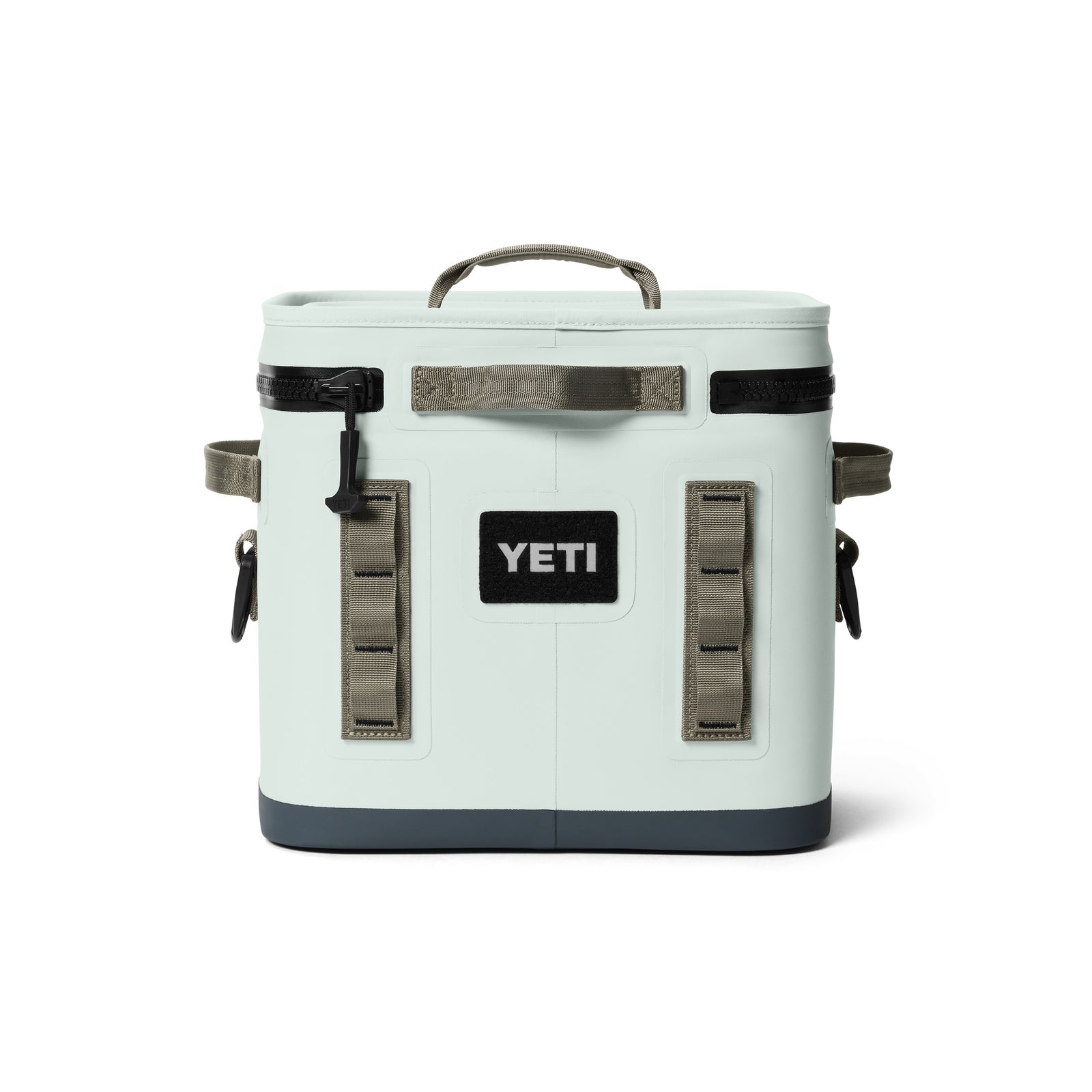 Die YETI® Kühltasche Hopper Flip® 12 - Ridgeline ist eine hellblaue Soft-Side-Kühltasche mit schwarzem Boden, oberem Griff, seitlichen Griffen und MOLLE-Gurtband auf der Vorderseite, abgebildet auf einem schlichten weißen Hintergrund.
