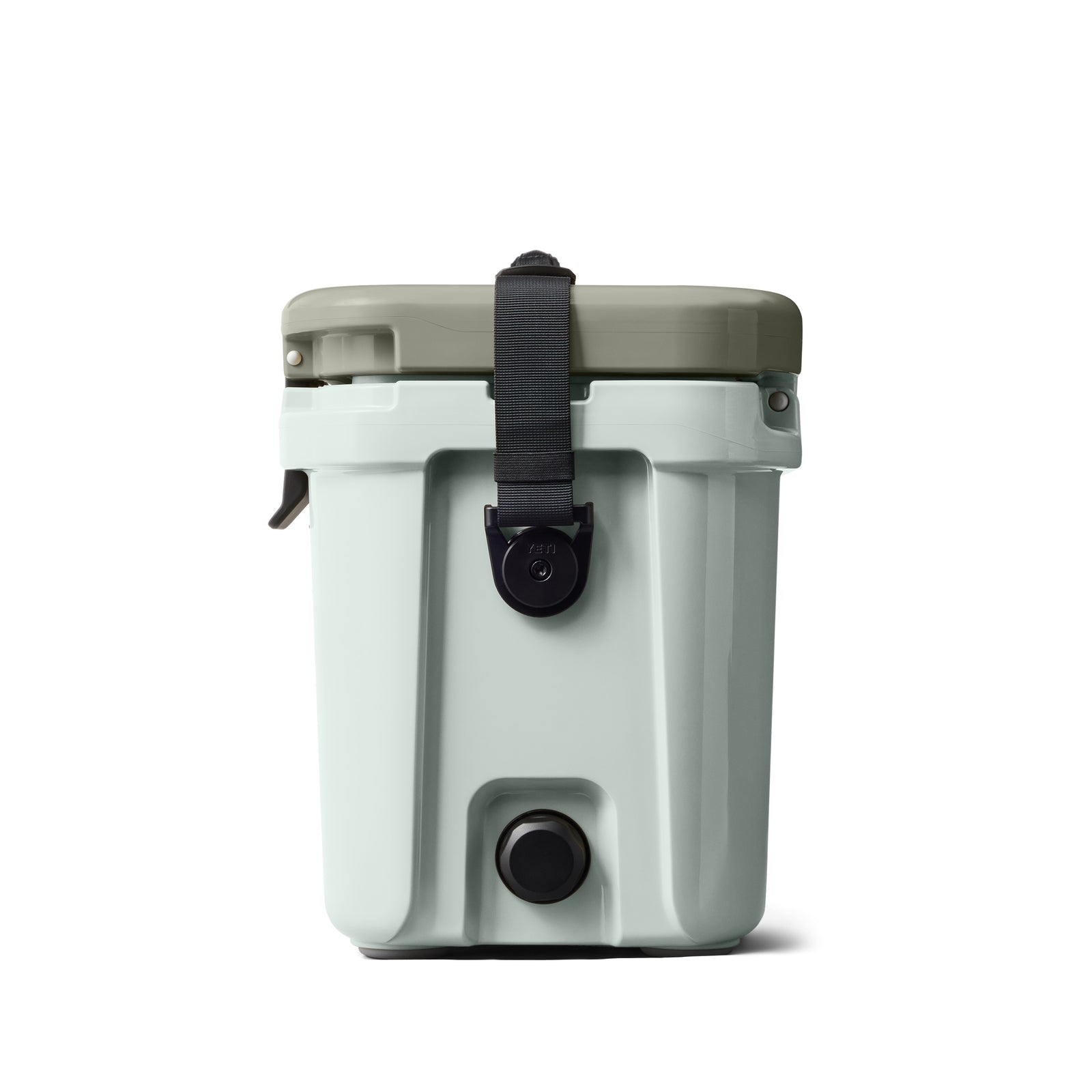 Die YETI® Kühlbox Roadie 15 - Ridgeline ist eine kompakte, hellgraue Kühlbox mit einem dunkelgrünen Deckel, einem schwarzen Frontverschluss und einem Ausguss am Boden, der aufrecht vor einem weißen Hintergrund abgebildet ist.