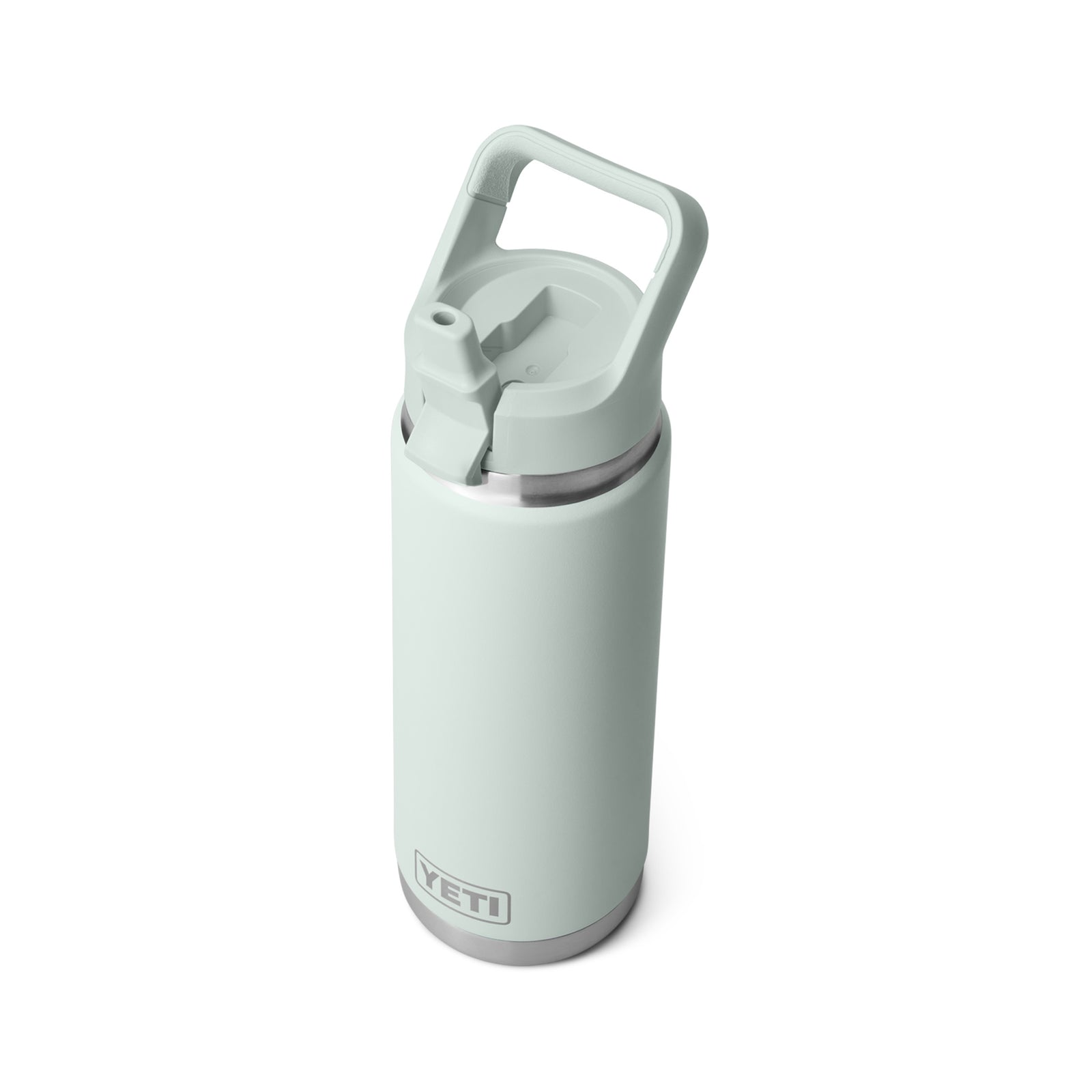 Eine hellblaue YETI® Flasche Rambler 26 Oz Straw - Ridgeline mit Griff und Flip Straw-Deckel ist schräg auf einem weißen Hintergrund abgebildet. Das YETI-Logo in der Nähe des Bodens hebt die doppelwandige Vakuumisolierung für höchste Temperaturerhaltung hervor.