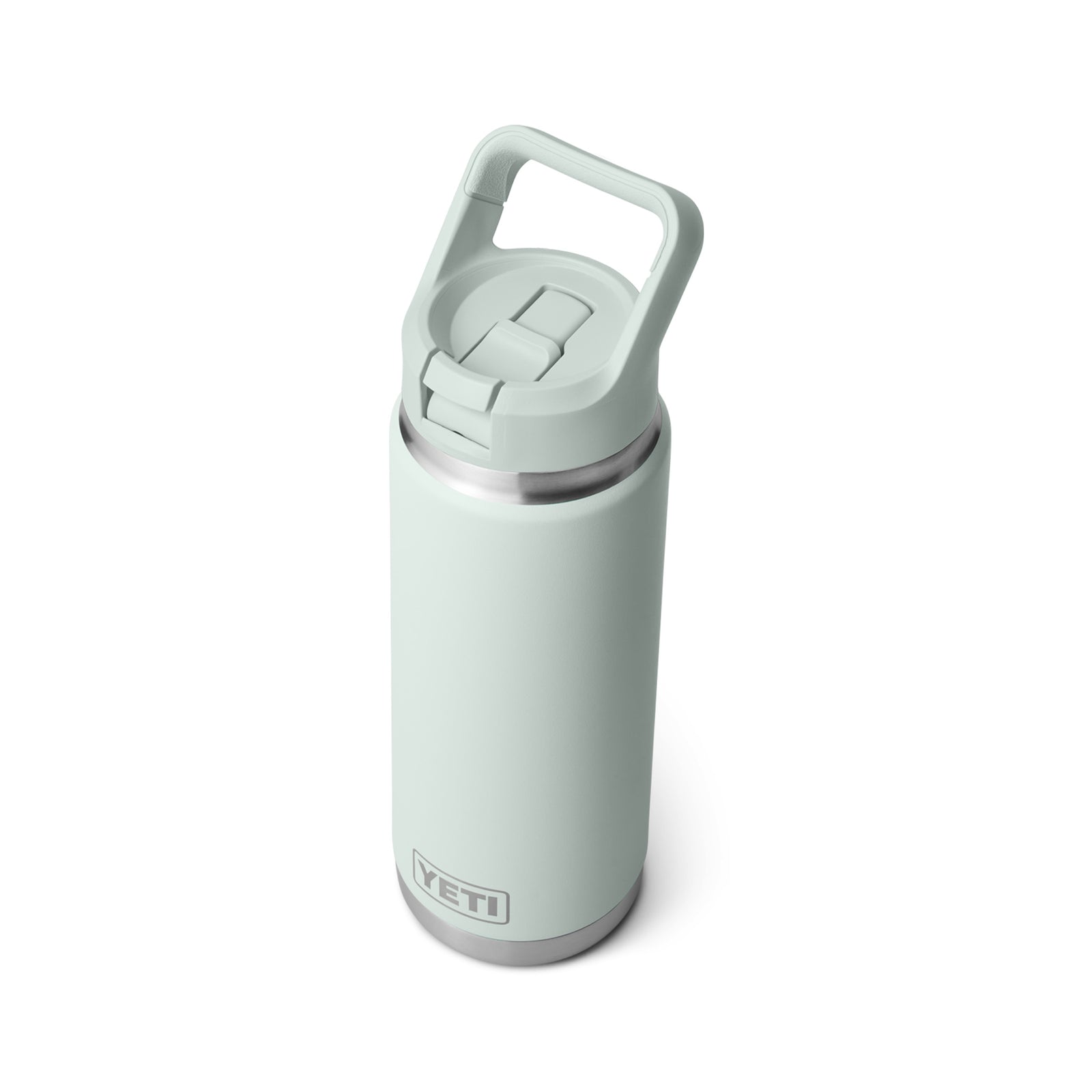 Eine hellgrüne YETI® Flasche Rambler 26 Oz Straw - Ridgeline mit doppelwandiger Vakuumisolierung und einem Henkeldeckel ist vor einem weißen Hintergrund abgebildet.