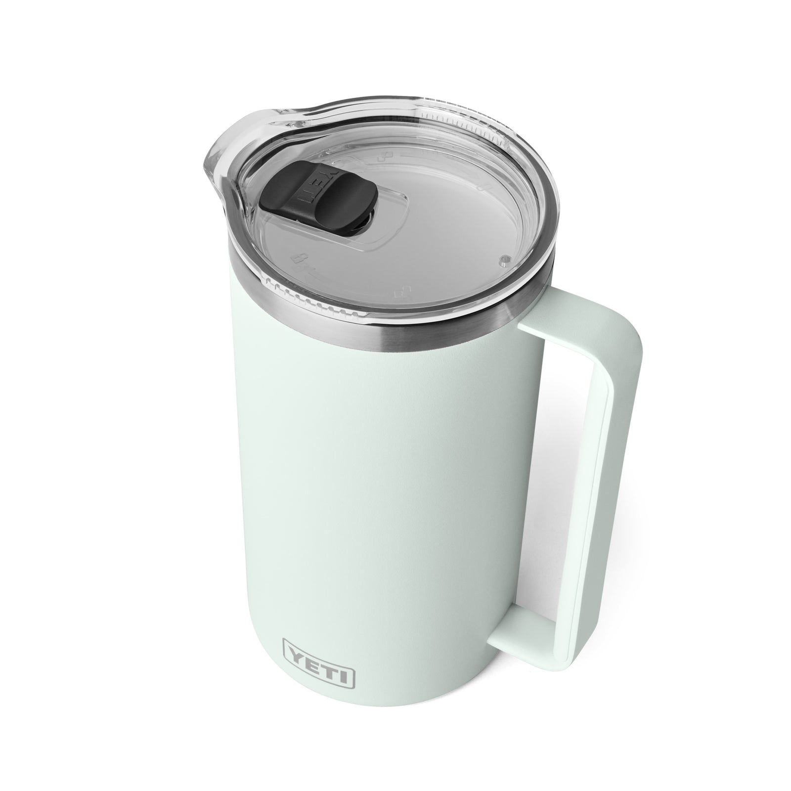 Der YETI® Rambler Pitcher 64 Oz - Ridgeline, ein hellblauer Edelstahlkrug mit Vakuumisolierung, Griff und durchsichtigem Deckel mit schwarzem Schiebeverschluss, wird aus einem leicht erhöhten Winkel auf einem weißen Hintergrund dargestellt.