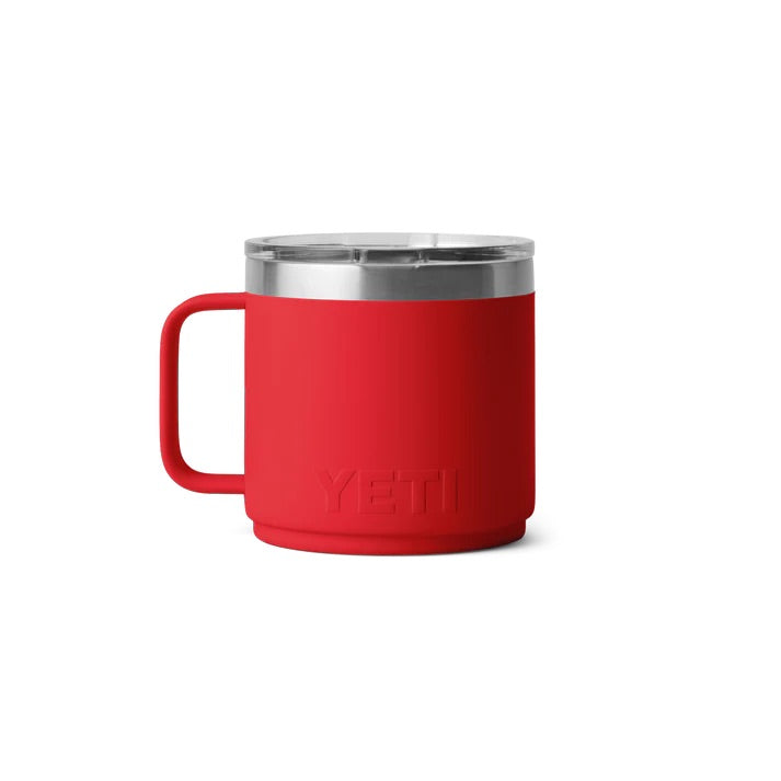Eine YETI® Tasse Rambler 14 Oz in Rescue Red mit Henkel und silbernem Deckel, vakuumisoliert - ideal als Camping-Tasse - präsentiert sich vor weißem Hintergrund.