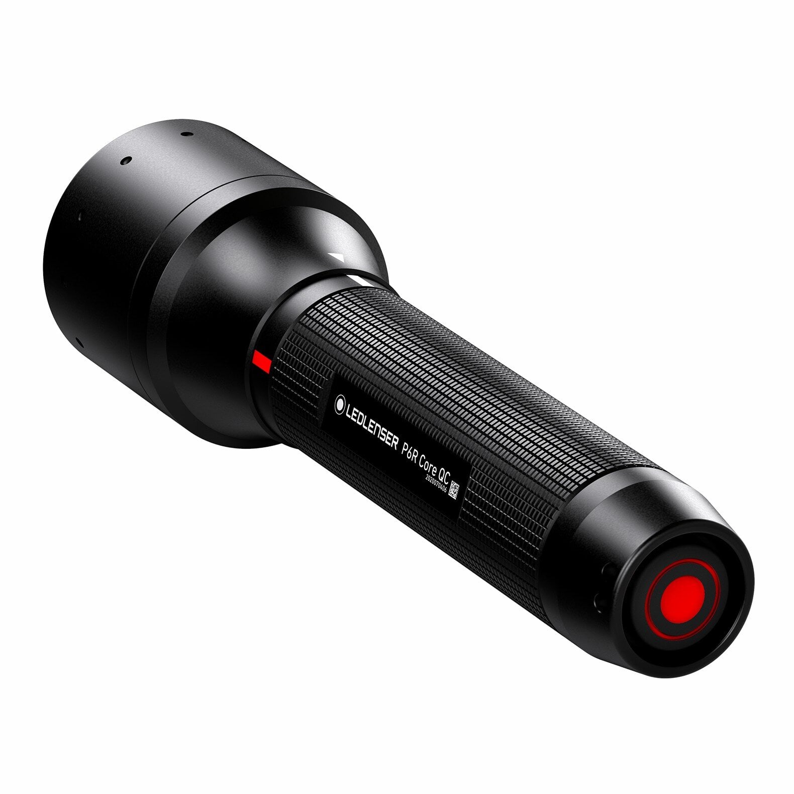 Die LEDLENSER P6R Core QC ist eine mehrfarbige LED-Taschenlampe in Schwarz mit griffiger Struktur, roten Akzenten und roter Ladeanzeige am Endkappenschalter, vor weißem Hintergrund präsentiert.