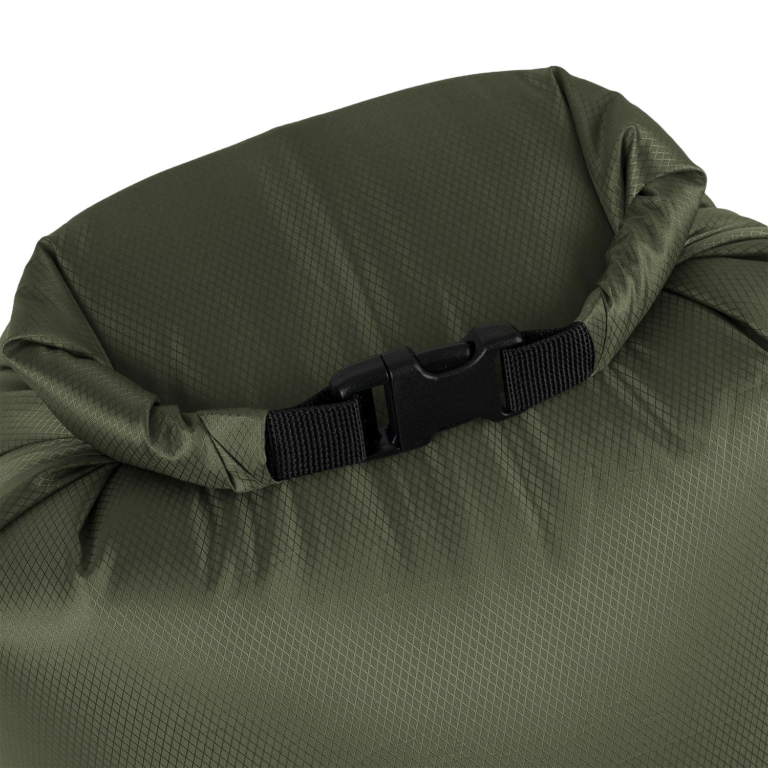 Nahaufnahme des olivgrünen HIGHLANDER FORCES Puff Sack Inflation Drybag aus Ripstop-Nylon mit Rolltop und schwarzem Schnallenclip, abgebildet auf Weiß - ideal zur Aufbewahrung von Ausrüstung oder zum Aufblasen von Schlafmatten.
