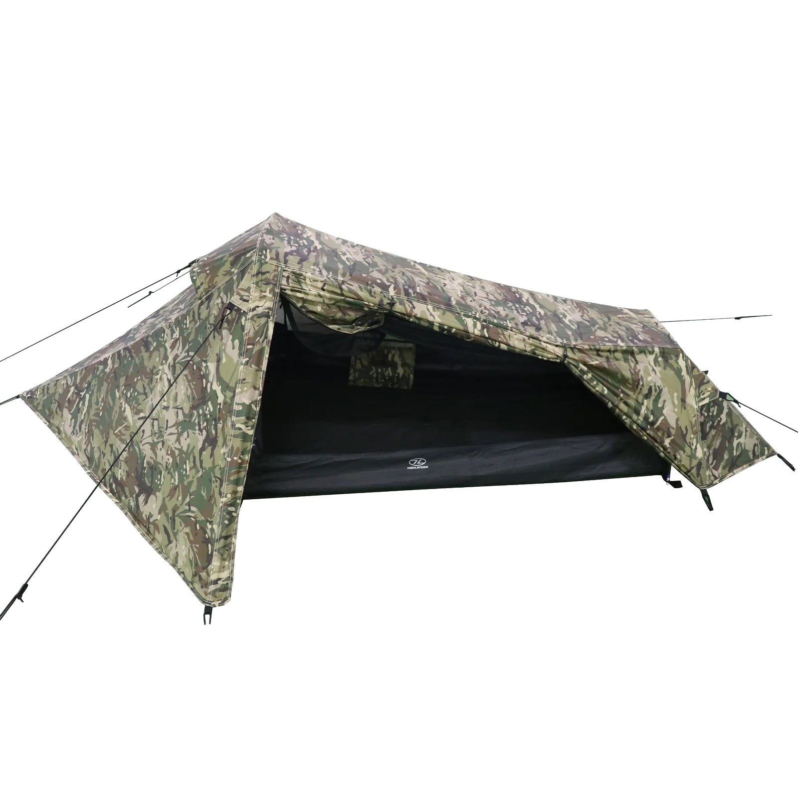 Das HIGHLANDER FORCES Highlander Zelt Blackthorn 1 Gen2 - HMTC mit grünem Camouflage-Design, dunklem Innenraum und gespannten Abspannleinen ist das ideale Trekkingzelt - hier mit geöffnetem Eingang vor weißem Hintergrund.