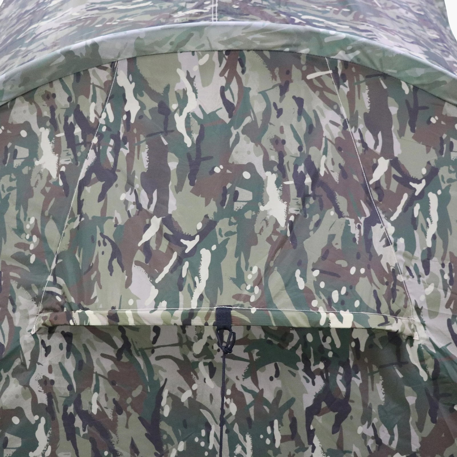Die Nahaufnahme des HIGHLANDER FORCES Highlander Zelt BLACKTHORN 2 GEN2 - HMTC zeigt sein Tarnmuster in Grün-, Braun- und Beigetönen mit einer Belüftungsklappe, die sich in natürliche Umgebungen einfügt.