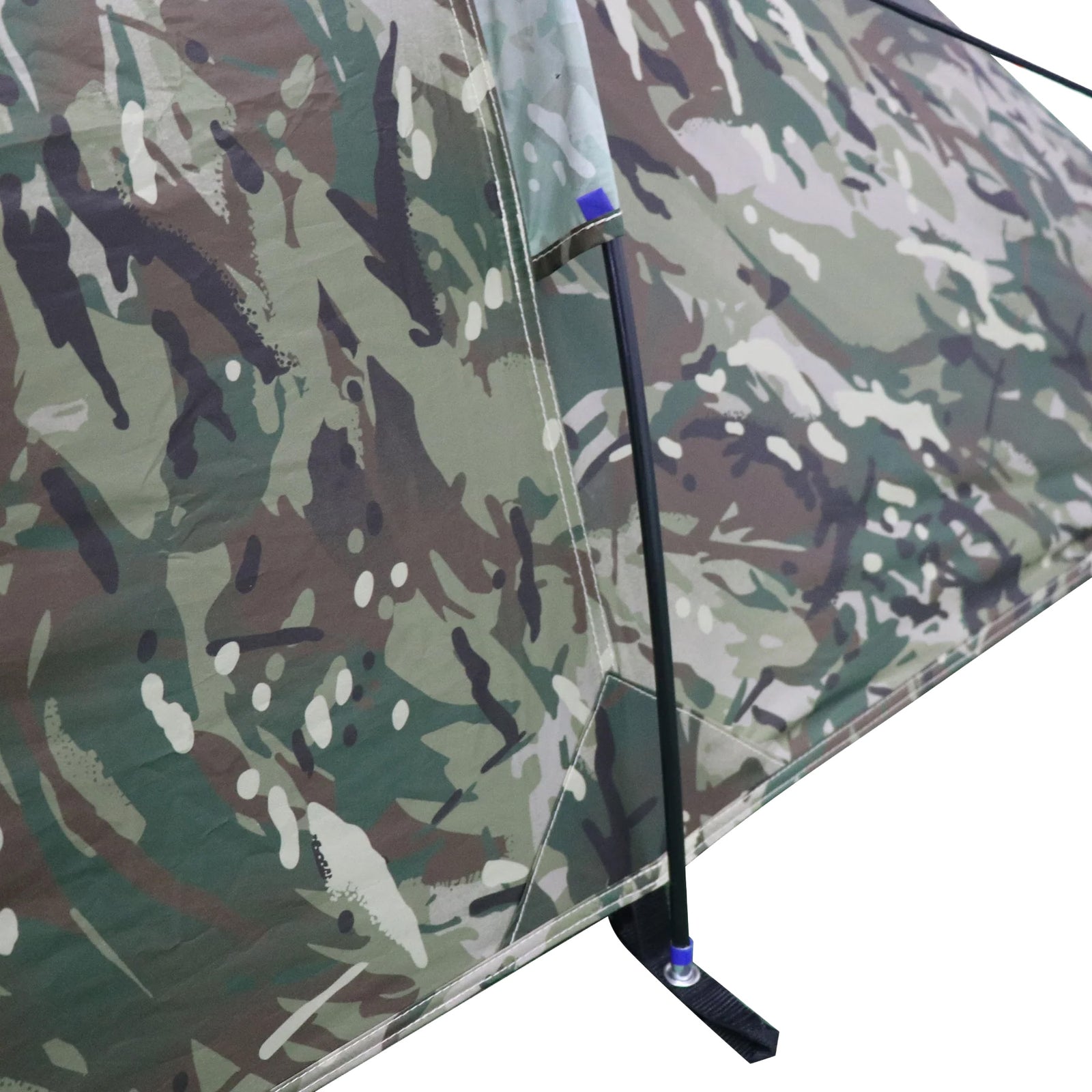 Nahaufnahme des HIGHLANDER FORCES Highlander Zelt BLACKTHORN 2 GEN2 - HMTC in Camouflage, mit angeschlossener Luftstange und schwarzer Fußpumpe, während das 2-Personen-Zelt aufgeblasen wird.