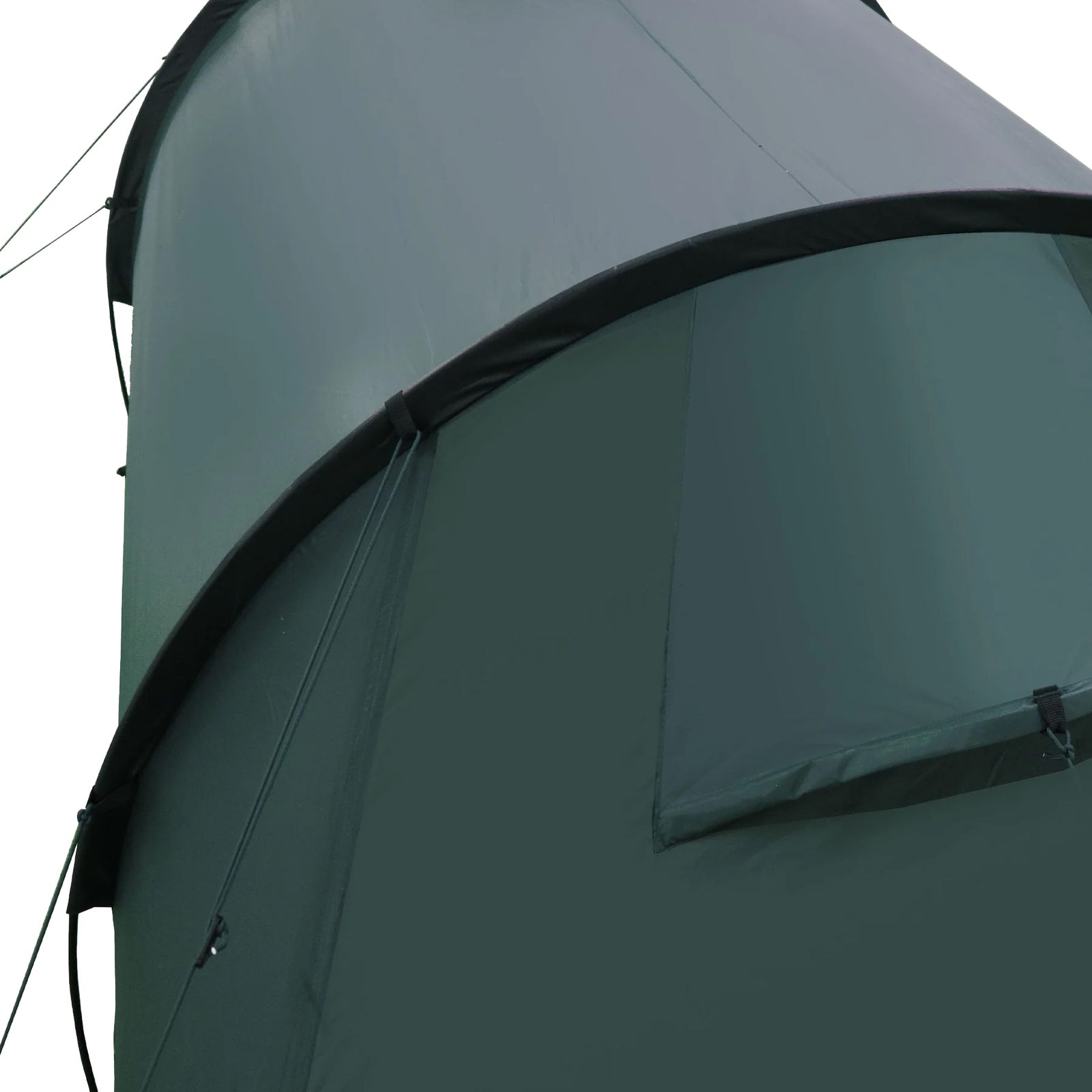 Nahaufnahme des HIGHLANDER FORCES Highlander Zelt BLACKTHORN 2 GEN2 - Green, einem 2-Personen-Zelt, mit Dach, Wand, Fensterklappe und Sicherungsleinen vor weißem Hintergrund.