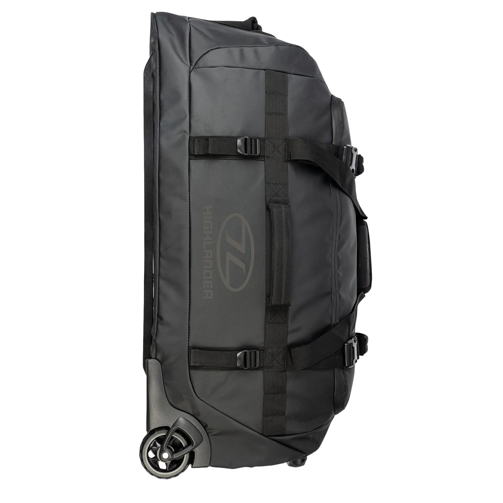 Die Highlander The Trailer Duffel - 100L von HIGHLANDER FORCES ist eine große schwarze Reisetasche auf Rädern mit verstärkten Griffen und Gurten. Sie ist robust und geräumig, steht aufrecht auf ihren Rädern und zeigt das Highlander-Logo auf einer weißen Seitenwand.