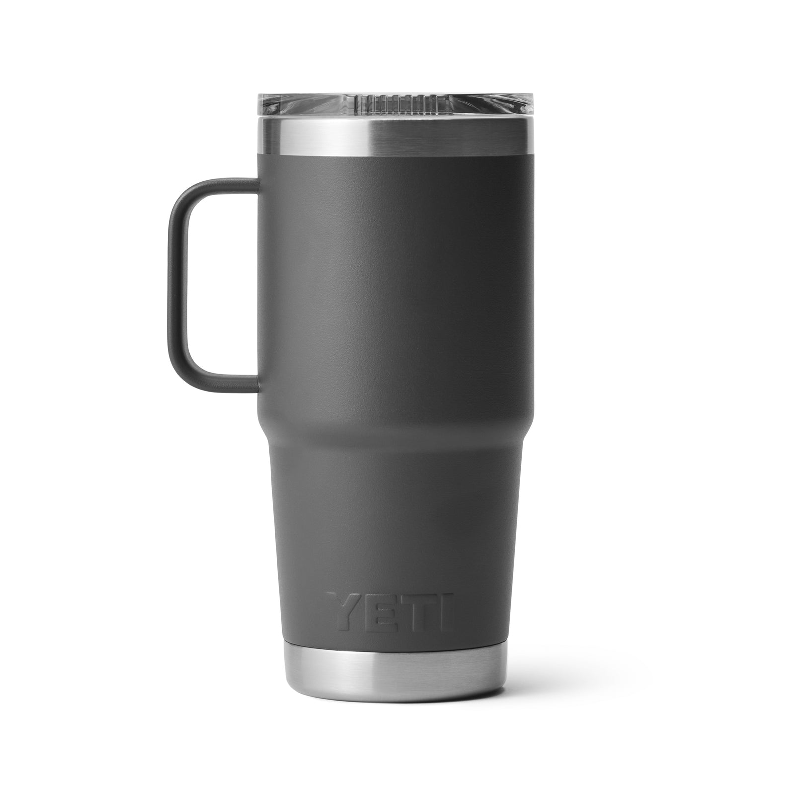 Ein YETI® Reisebecher Rambler 20 Oz in Charcoal mit Henkel, klarem auslaufsicherem Deckel und Edelstahlboden wird vor weißem Hintergrund präsentiert.