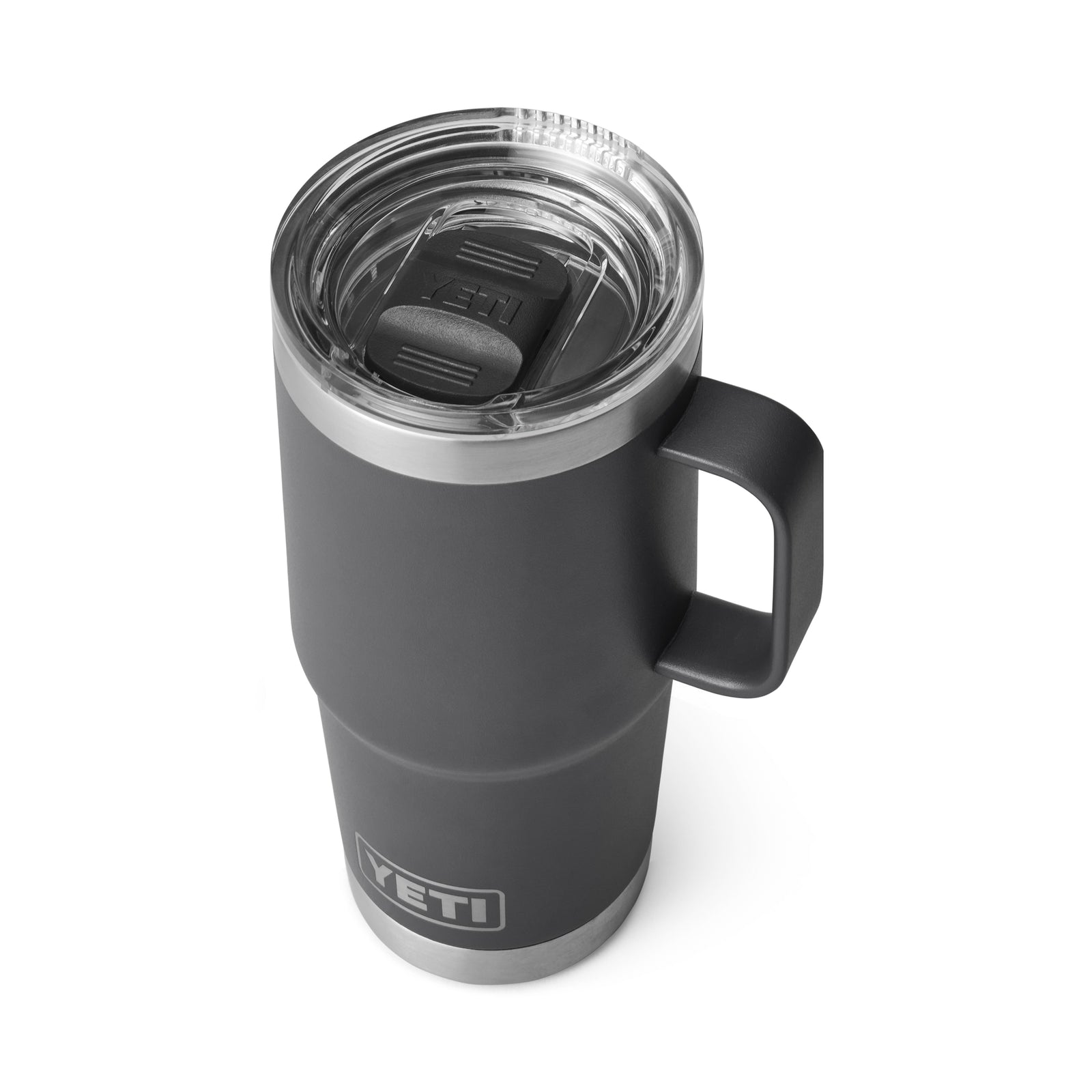 Abgebildet ist ein YETI® Reisebecher Rambler 20 Oz in Charcoal mit einem Henkel auf weißem Hintergrund, der einen klaren, auslaufsicheren Deckel mit Schiebeverschluss aufweist.