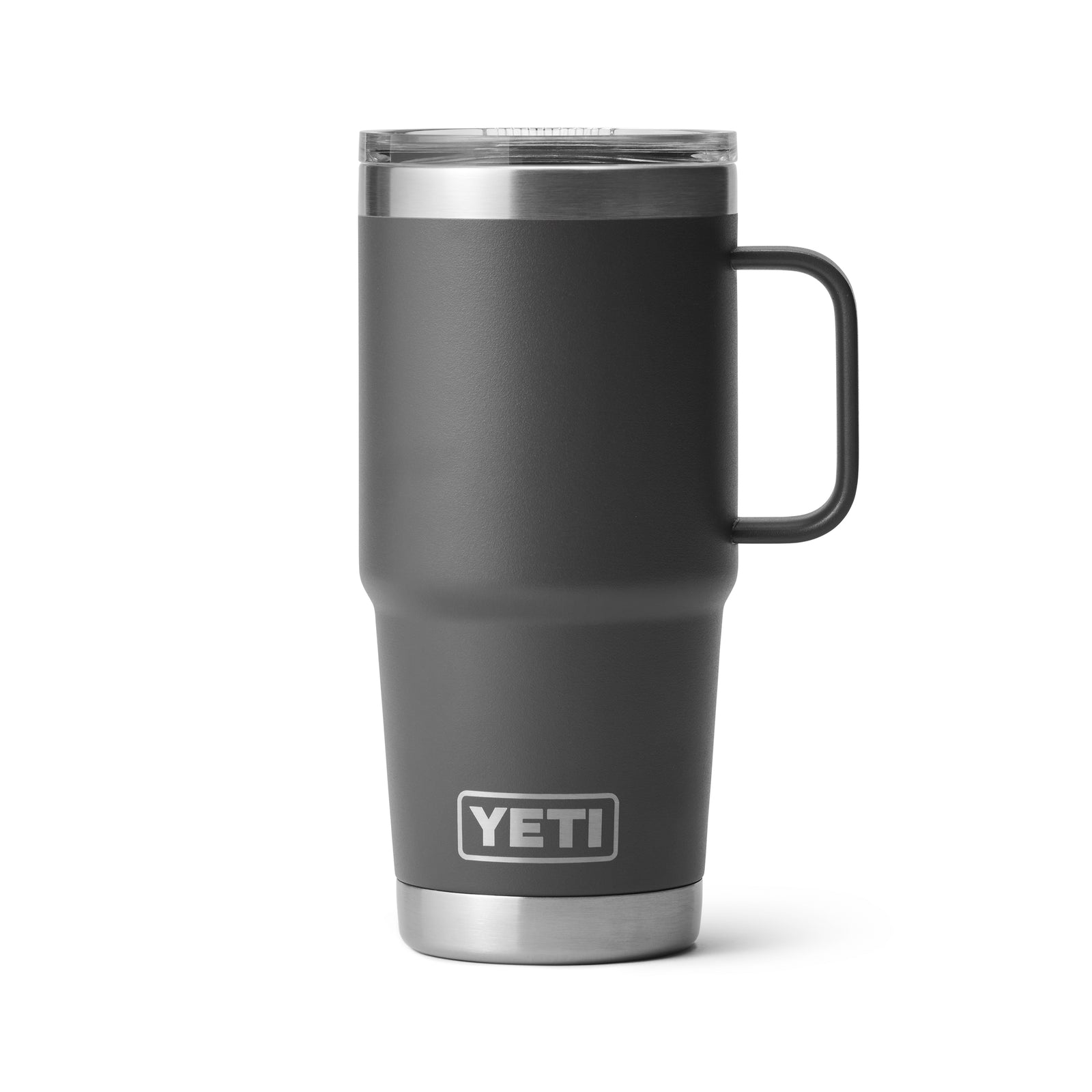 Ein YETI® Reisebecher Rambler 20 Oz - Charcoal mit klarem, auslaufsicherem Deckel, großem Henkel und Edelstahlboden steht aufrecht vor weißem Hintergrund.