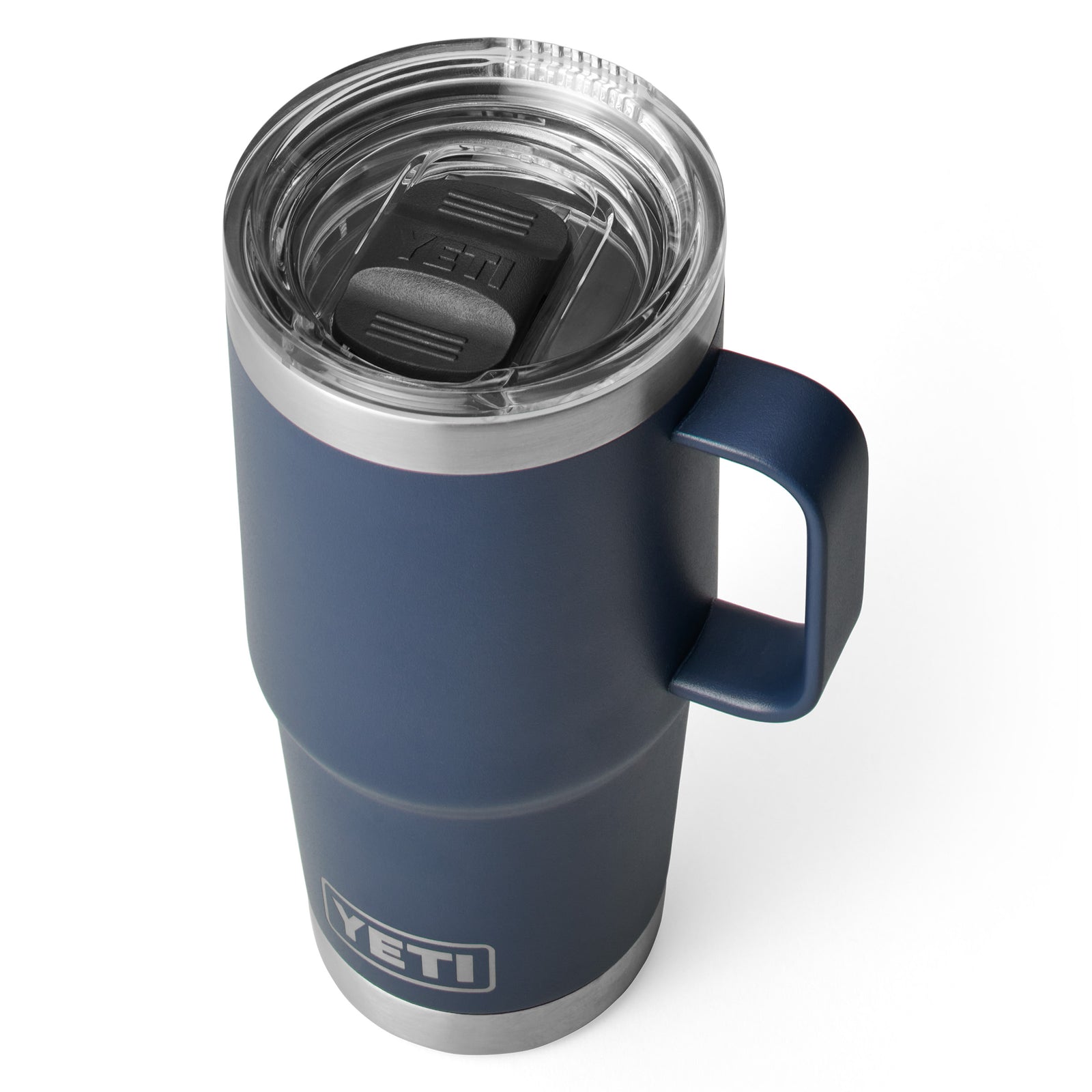 Der YETI® Reisebecher Rambler 20 Oz - Navy mit Griff und klarem, auslaufsicherem Deckel ist auf weißem Hintergrund abgebildet.