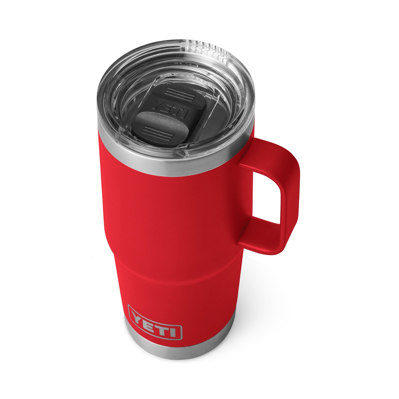 Der YETI® Reisebecher Rambler 20 Oz in Rescue Red mit Henkel, klarem Deckel und schwarzem Schiebeverschluss ist vor weißem Hintergrund zu sehen - der auslaufsichere Becher für unterwegs.