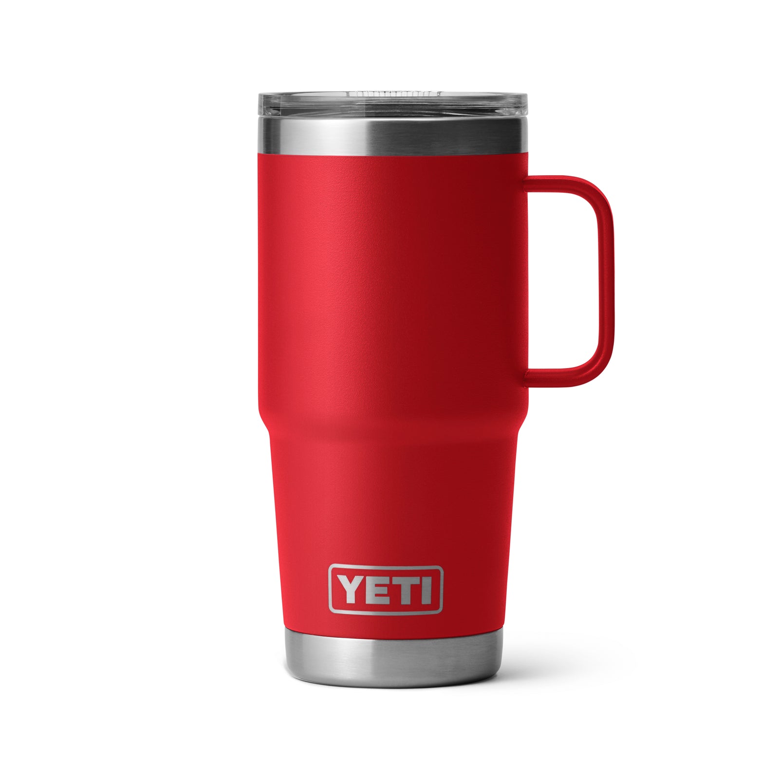 Der YETI® Reisebecher Rambler 20 Oz in Rescue Red verfügt über einen Henkel, einen klaren Deckel, einen silbernen Boden und ein YETI-Logo auf der Vorderseite. Dieser auslaufsicherer Becher ist ideal für Ihre Lieblingsgetränke unterwegs und wird vor einem weißen Hintergrund gezeigt.
