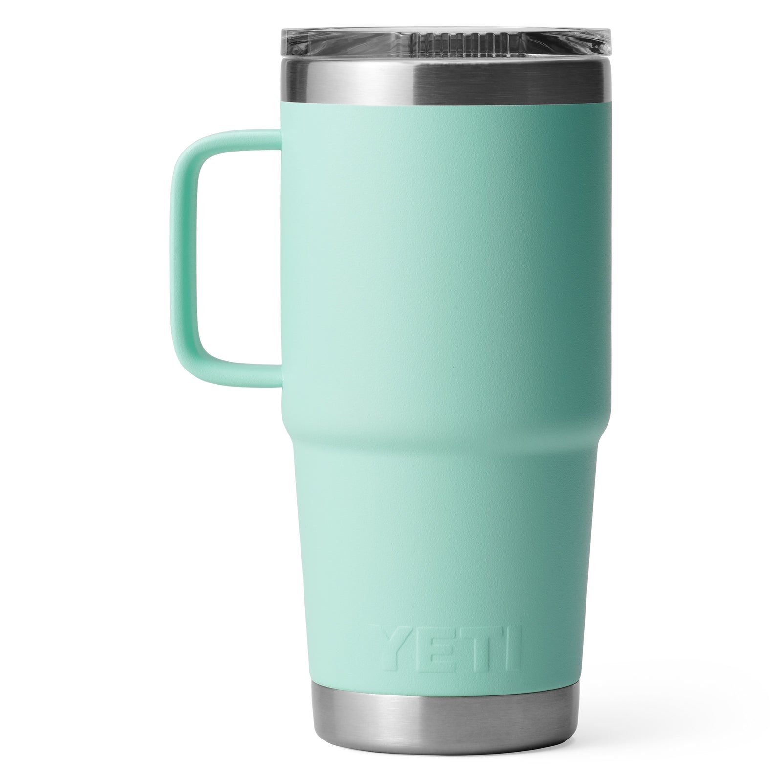 YETI® Reisebecher Rambler 20 Oz - Seafoam mit Henkel, klarem Deckel und Edelstahlboden. Der Becher ist auslaufsicher und trägt das geprägte YETI Logo nahe dem Boden.