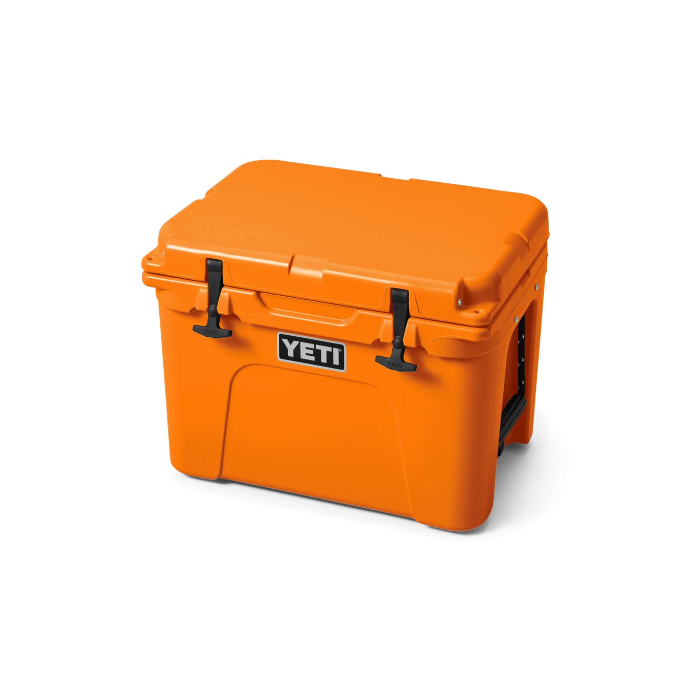 Die YETI® Kühlbox Tundra 35 - King Crab ist in leuchtendem Orange mit einem schwarz-weißen YETI-Logo, zwei schwarzen Verschlüssen, seitlichen Griffen und einer robusten Rotomolded-Konstruktion auf einem schlichten weißen Hintergrund abgebildet.