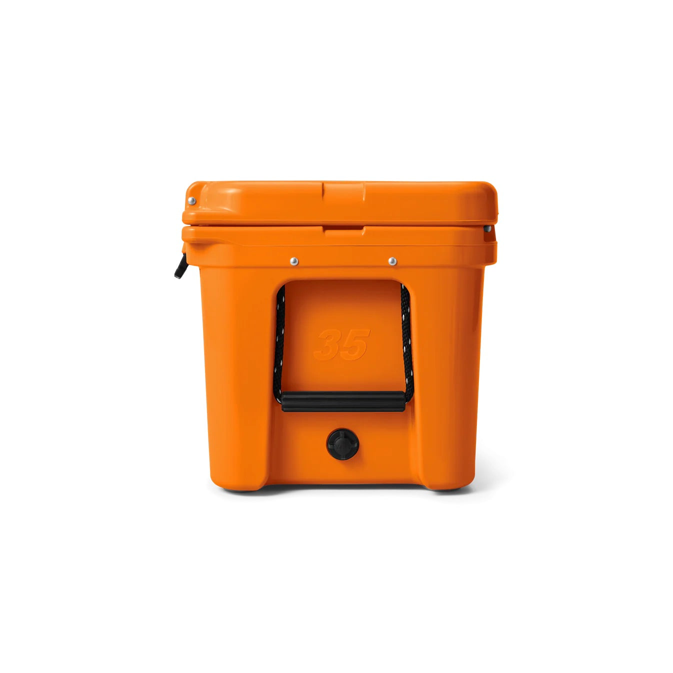 Die YETI® Kühlbox Tundra 35 - King Crab ist von vorne auf weißem Hintergrund abgebildet und verfügt über ein leuchtend orangefarbenes Äußeres, einen schwarzen Tragegriff, eine Ablassschraube und eine robuste Rotomolded-Konstruktion.