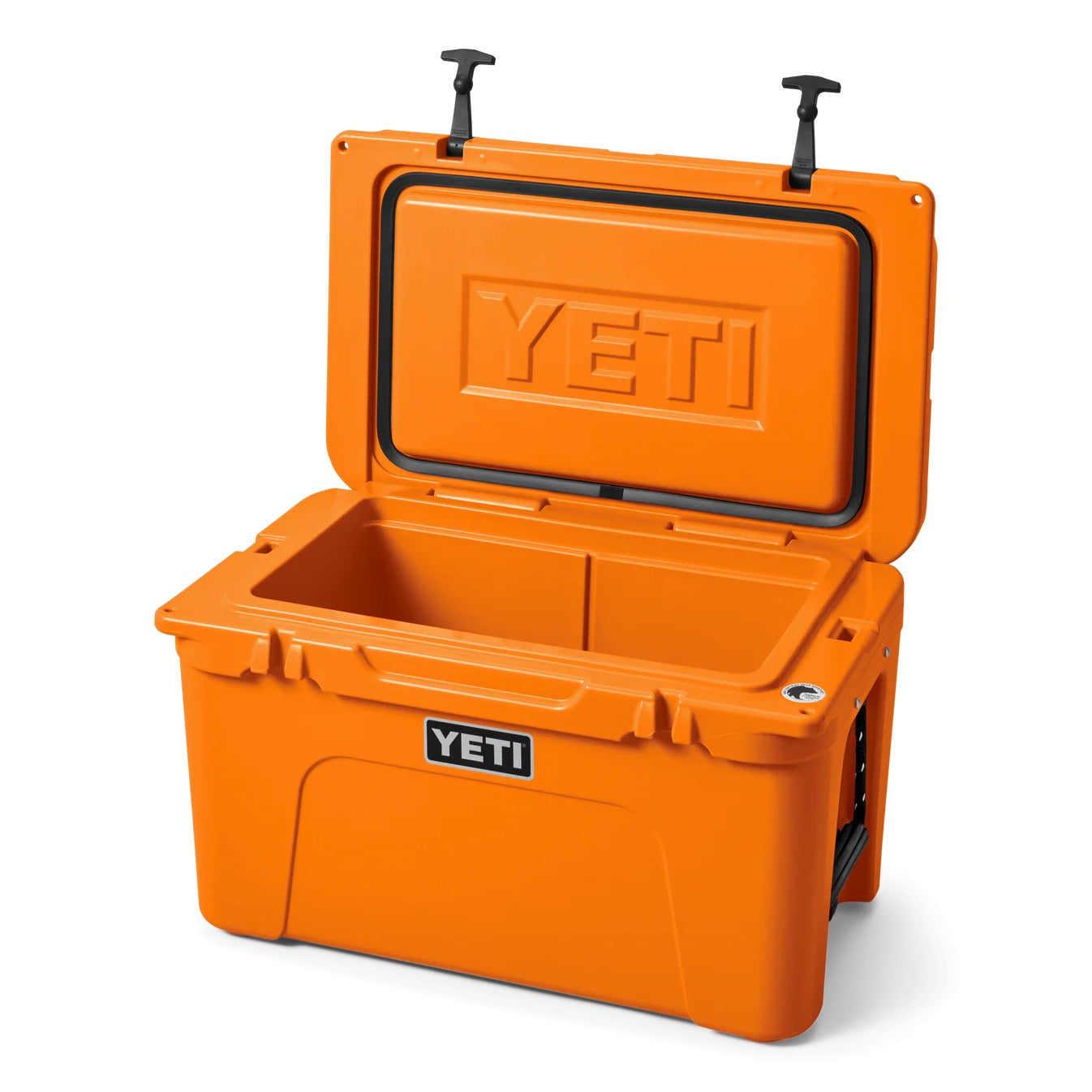 Eine geöffnete YETI® Kühlbox Tundra 45 - King Crab offenbart einen geräumigen Innenraum. Auf der Innenseite des Deckels ist "YETI" eingeprägt, und auf der Vorderseite dieser robusten Kühlbox ist ein YETI-Logoetikett zu sehen.