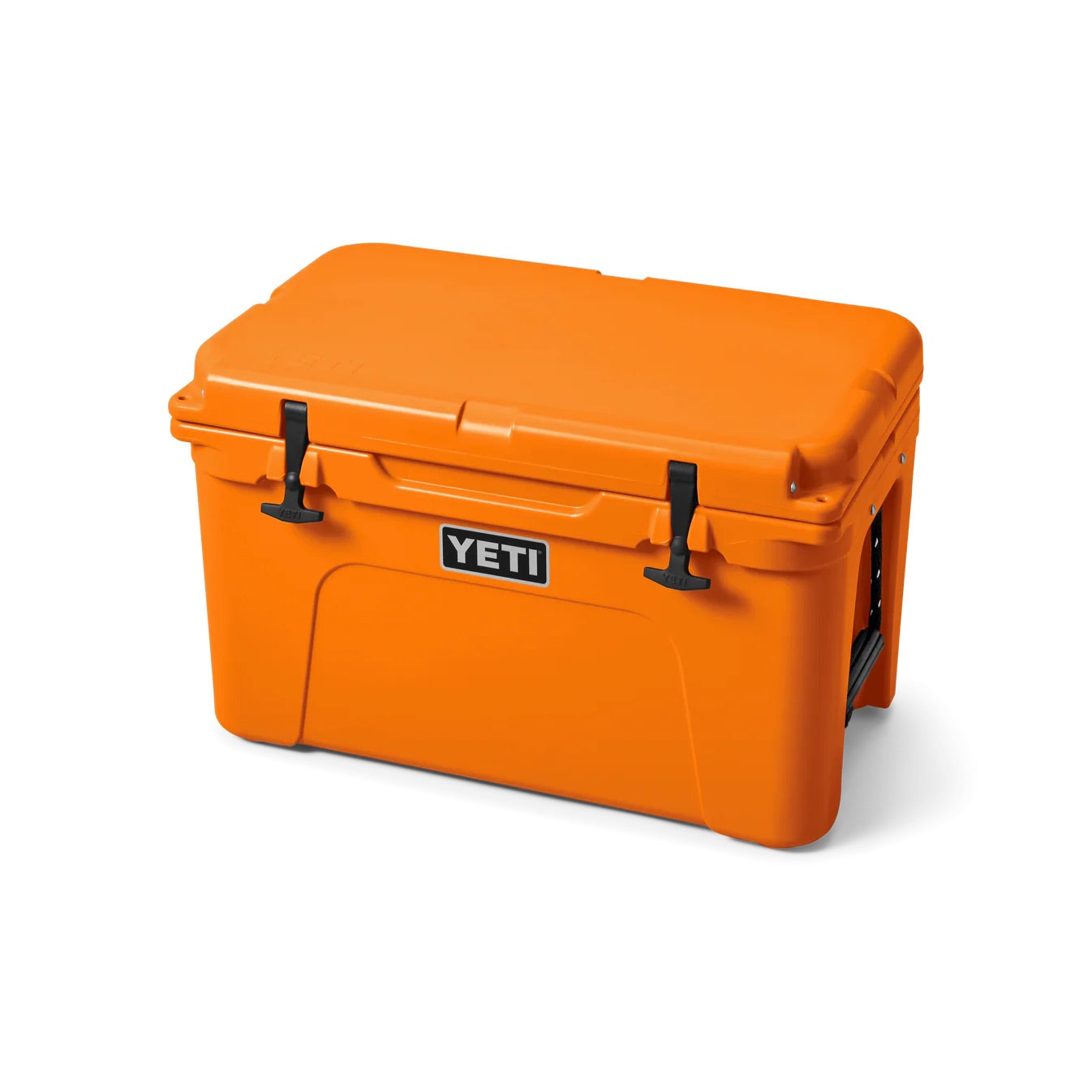 Eine YETI® Kühlbox Tundra 45 - King Crab mit rechteckiger Form, schwarzen Verschlüssen, seitlichen Griffen und einem auffälligen YETI-Logo auf der Vorderseite wird vor einem weißen Hintergrund dargestellt.